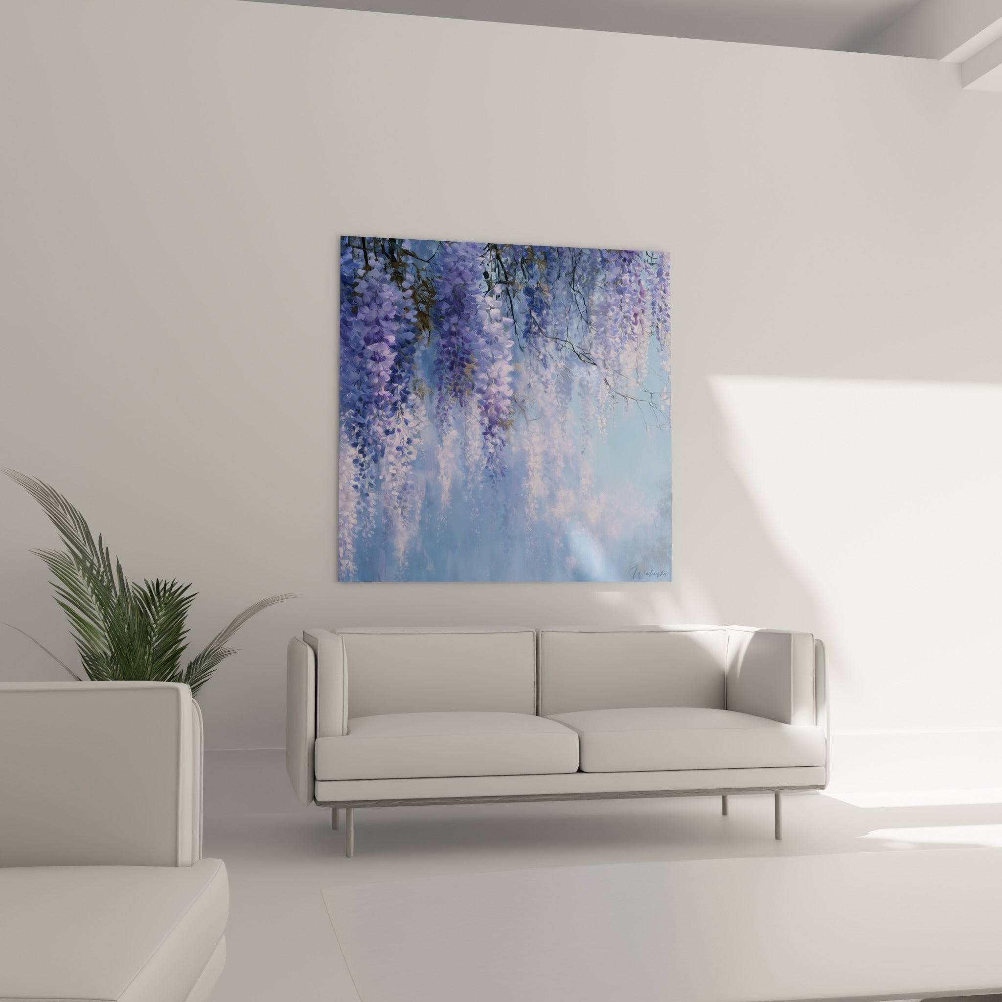 Fleurs violettes suspendues sur fond bleu ciel, tableau glycine au-dessus d'un canapé dans un salon lumineux