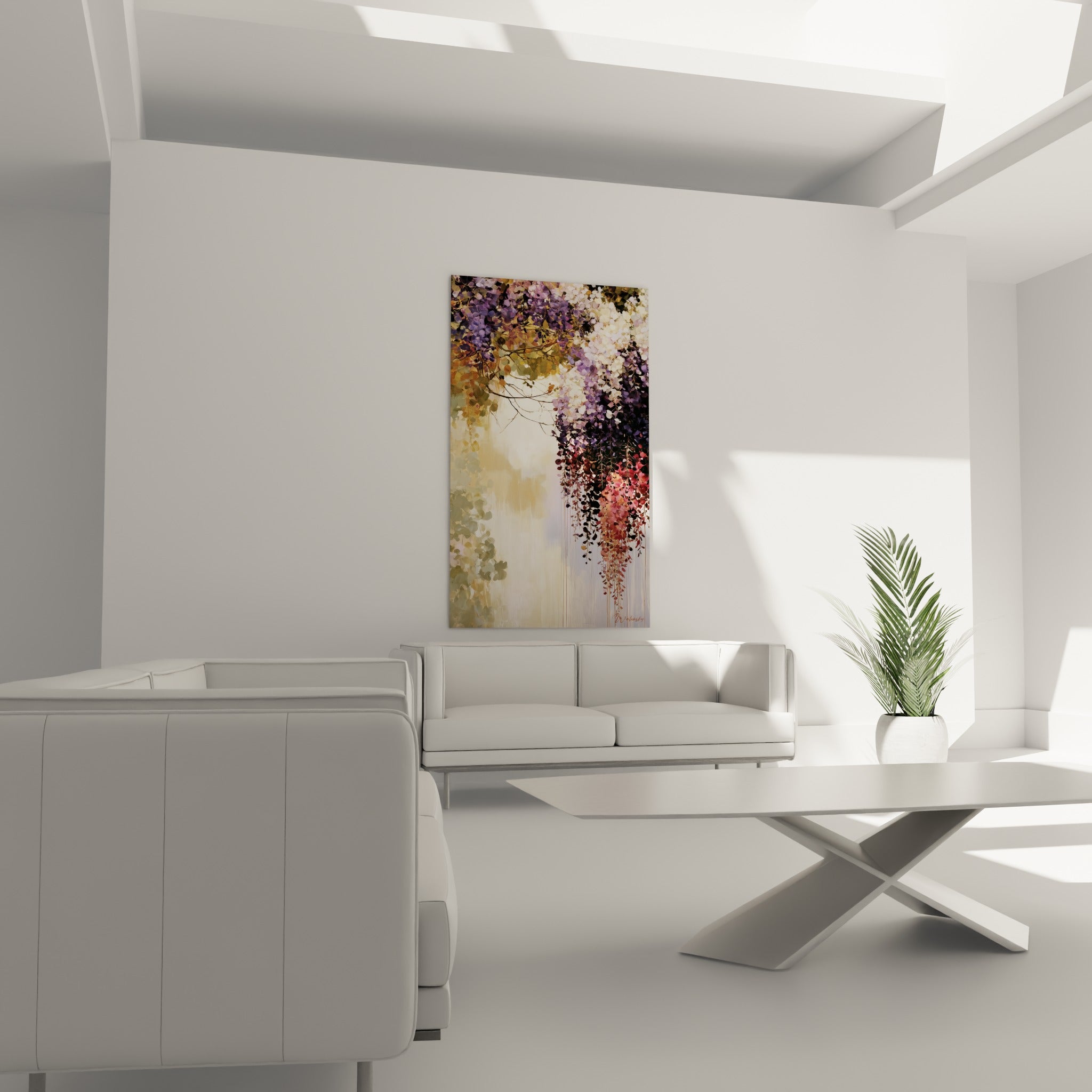 Fleurs de glycine mauve et pourpre en cascade au-dessus d'un canapé dans un salon lumineux
