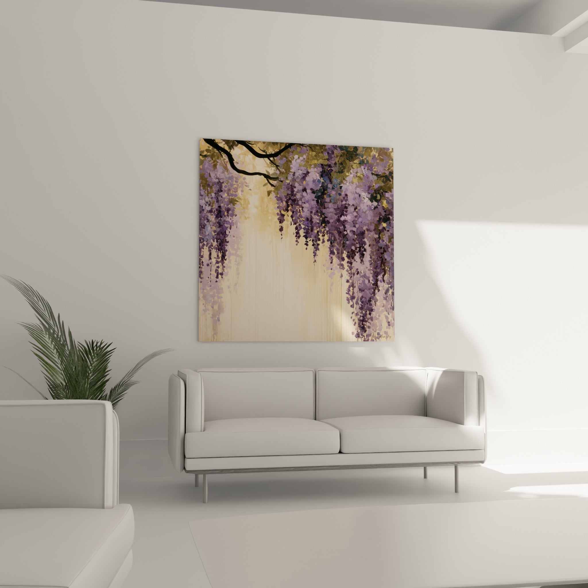 Grappes de glycine mauve et dorée suspendues au-dessus d'un canapé dans un salon lumineux