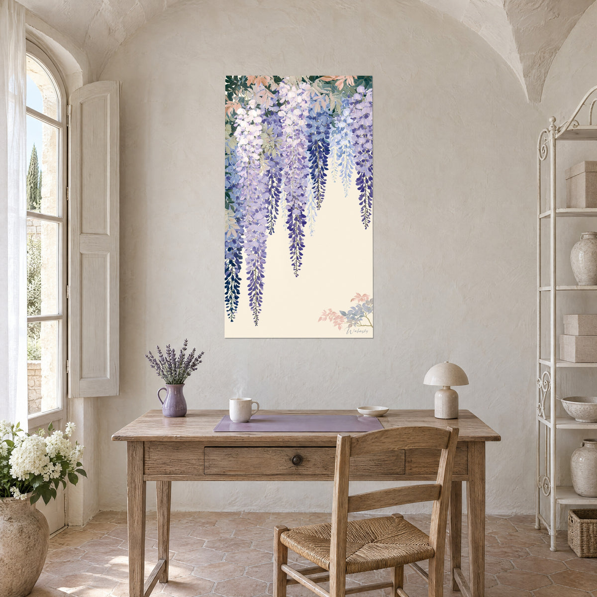 Schilderij hangende bloemen in mauve en marineblauw op een beige achtergrond, roze takje rechtsonder, boven een bureau van licht hout