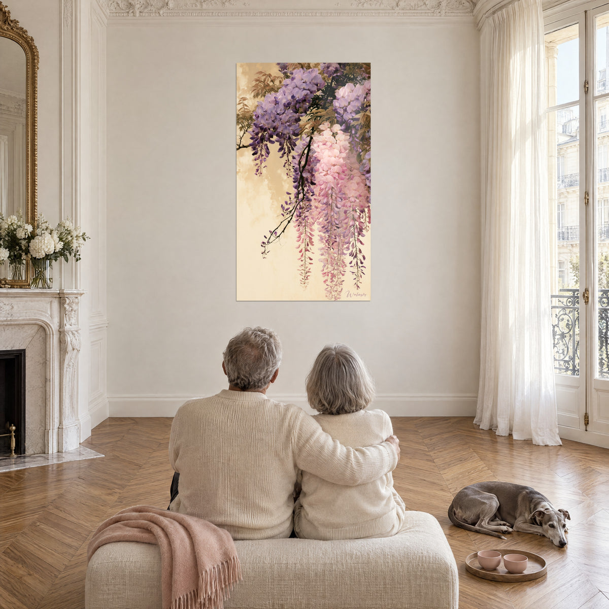 Quadro fioritura di glicine in grappoli lavanda e rosa su fondo sabbia dorata, coppia di spalle su un divano color crema, whippet sdraiato, salotto haussmanniano