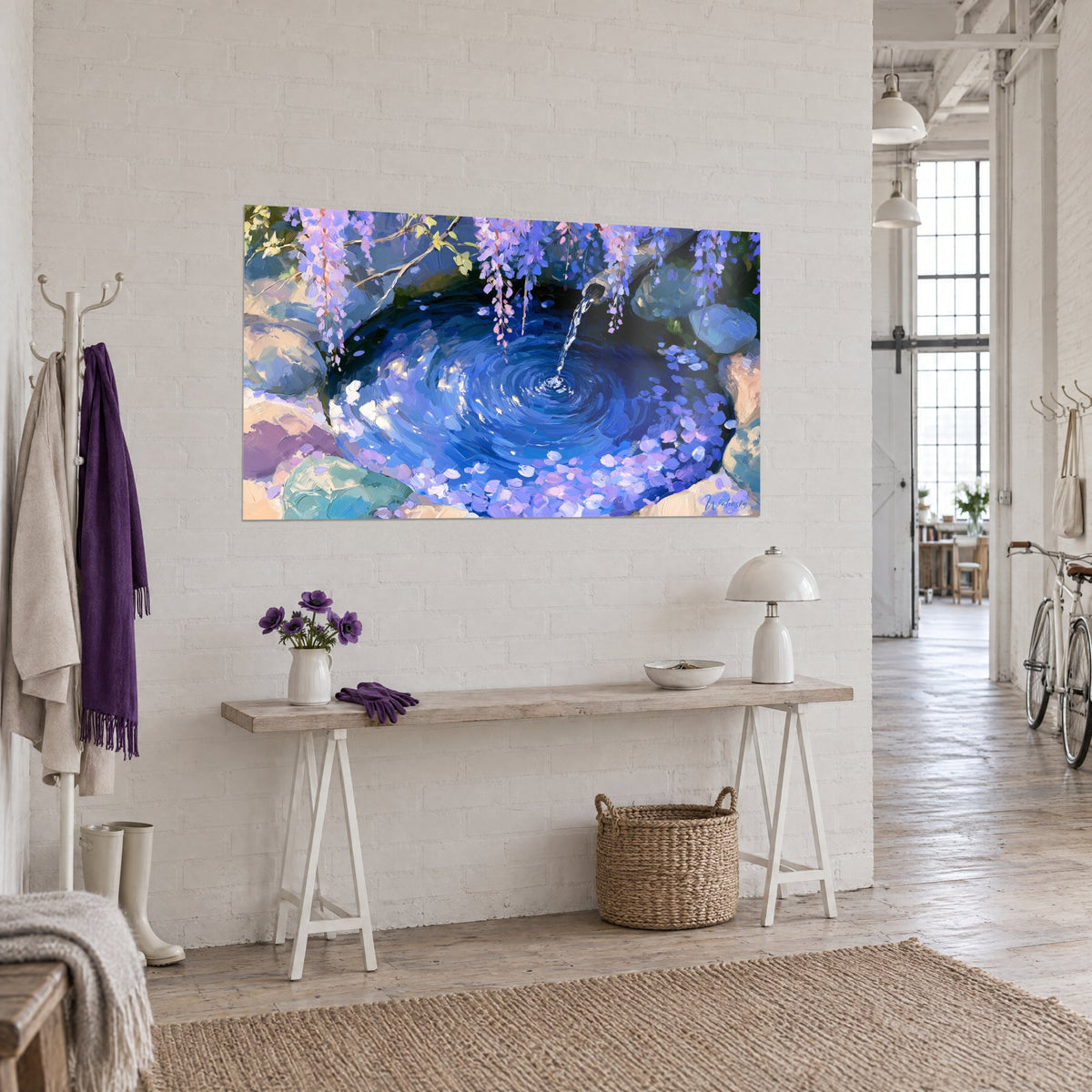 Schilderij fontein van paarse blauweregen die neervalt in een indigokleurige vijver, concentrische golfjes, driekwartaanzicht in een loft