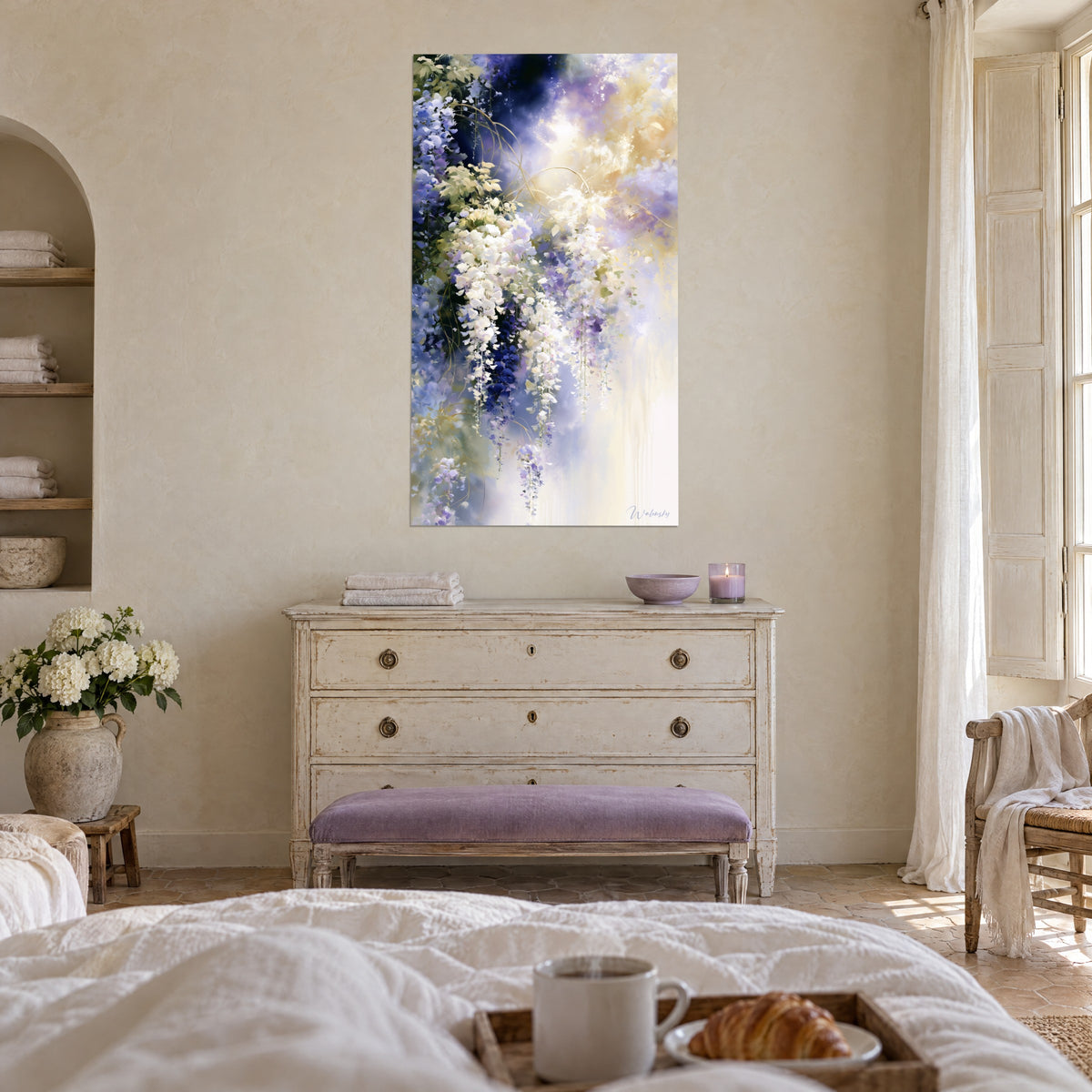 Schilderij hangende bloesem in crèmewit en diep violet, gouden gloed, boven een bed in een lichte slaapkamer