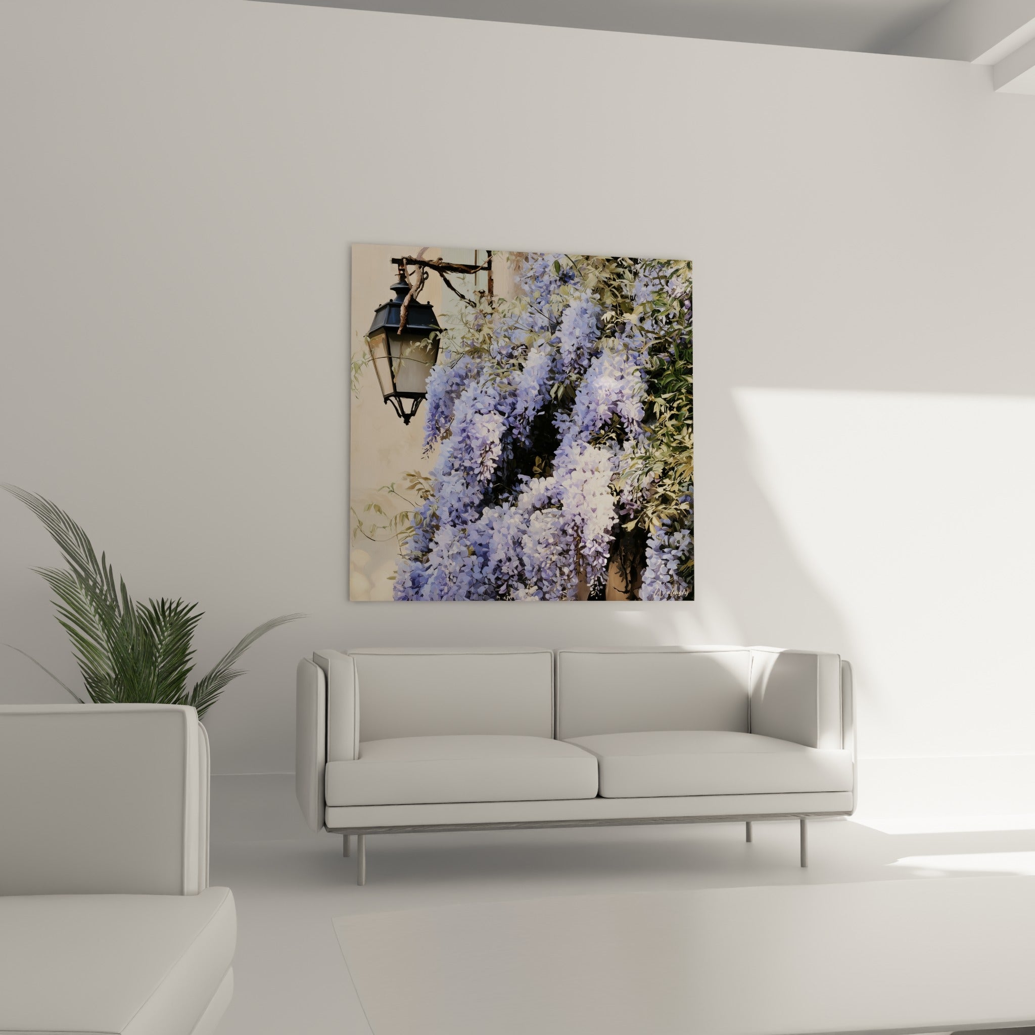 Grappes de glycine bleu pastel et blanches accrochées au-dessus d'un canapé dans un salon lumineux