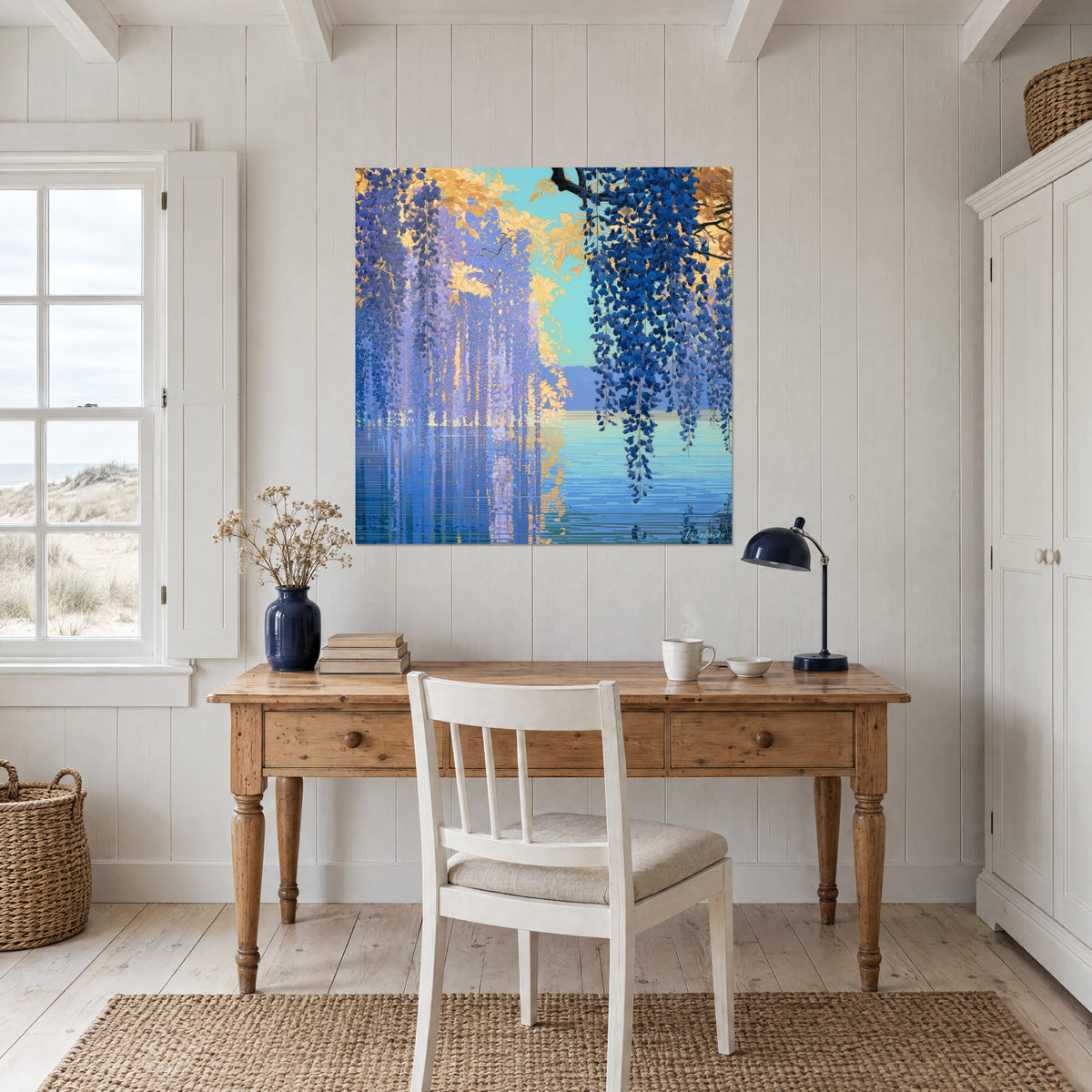 Schilderij tak vol kobaltblauwe bloemen en saffraangele bladeren tegen een turquoise lucht, boven een bureau van licht hout