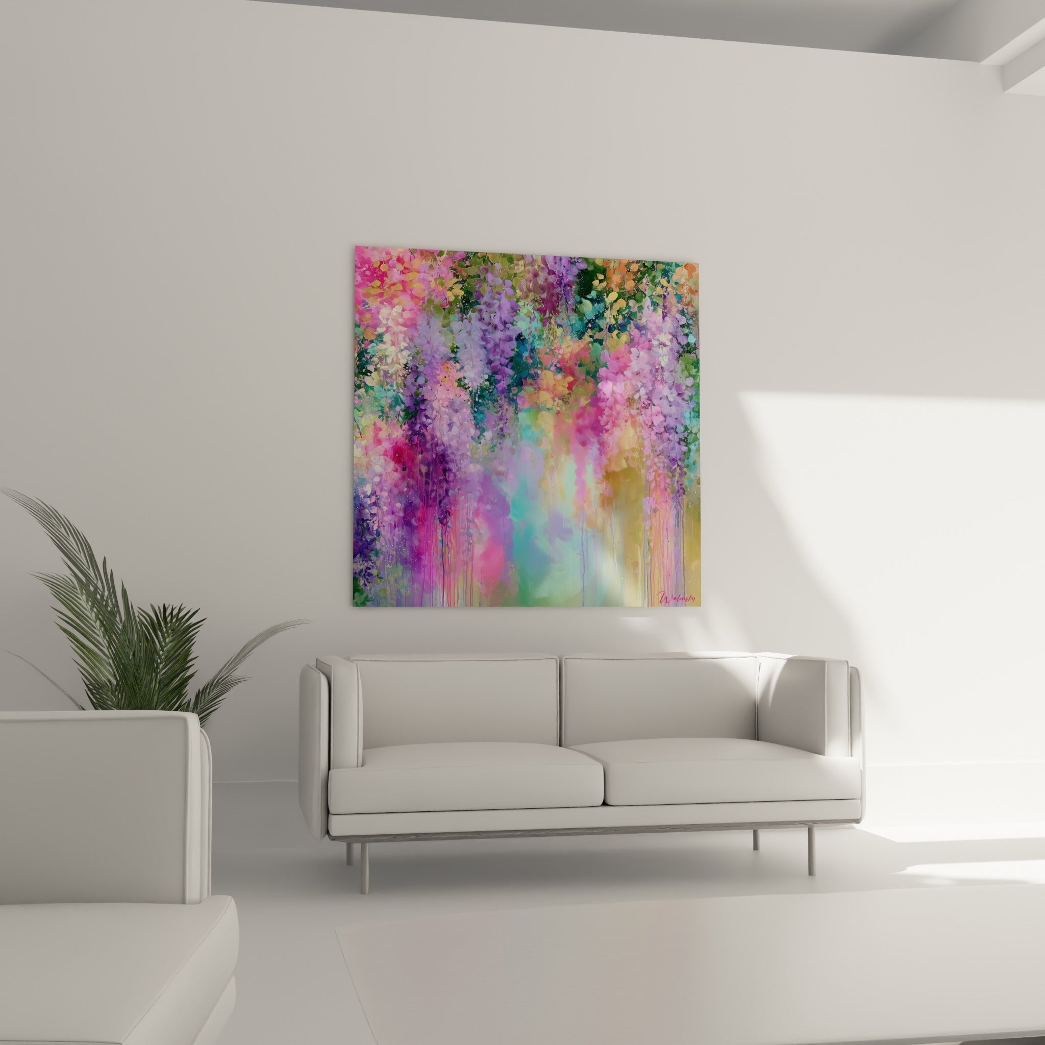 Fleurs de glycine lilas et corail en cascade délicate, installées au-dessus d'un canapé dans un salon lumineux