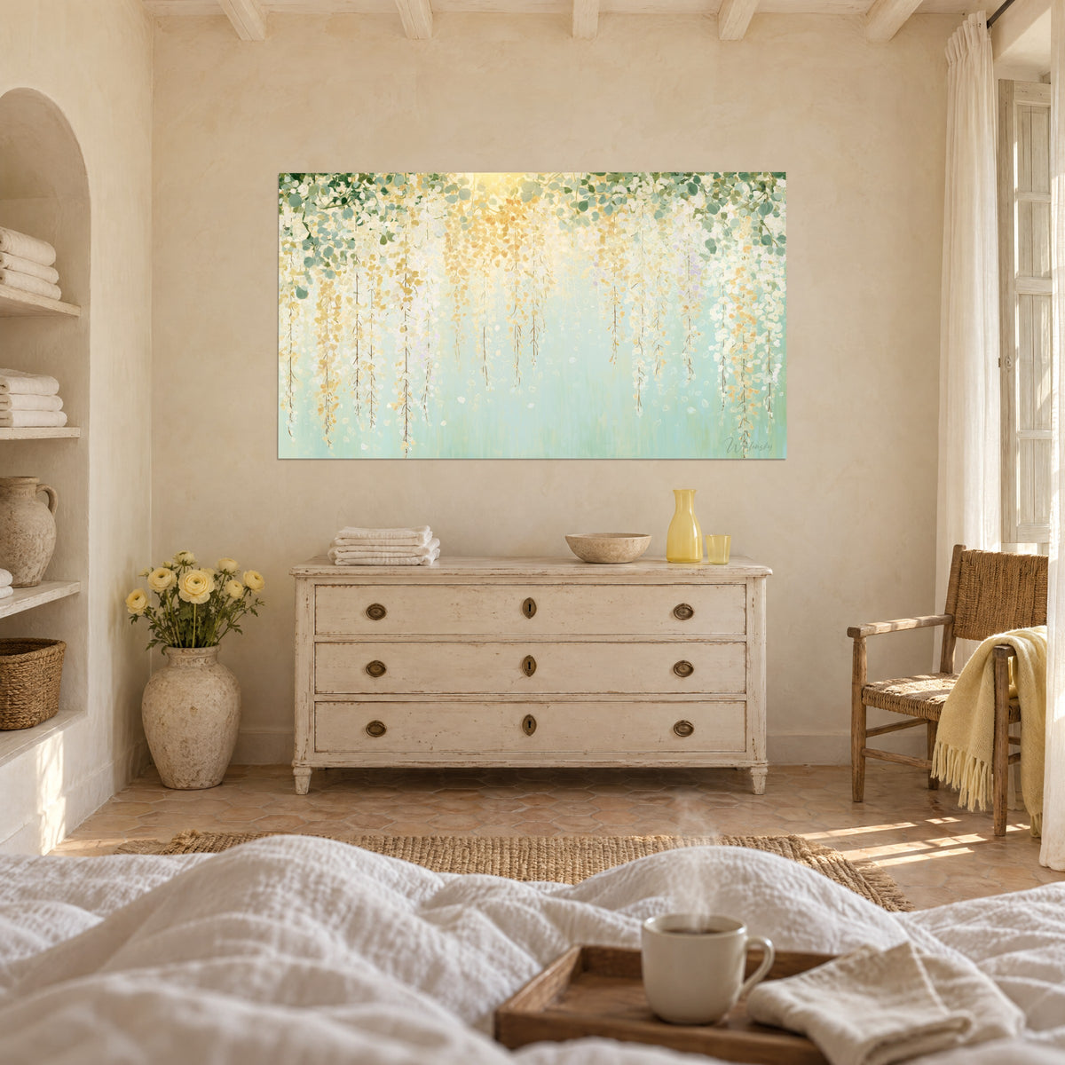 Schilderij met een gordijn van blauweregenbloemen in oker en crème op aquagroen, geel lichtcentrum in het midden, boven een bed in een lichte slaapkamer