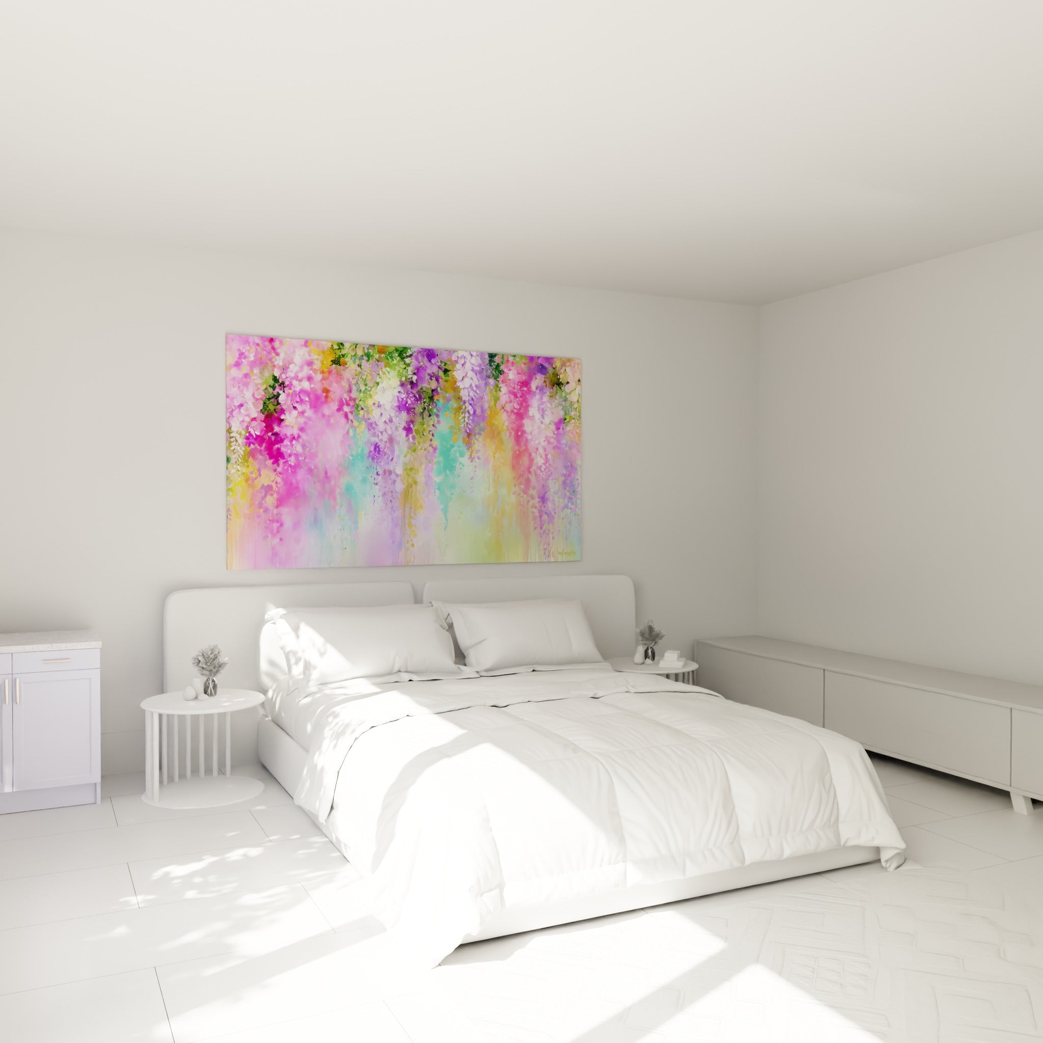 Grappes de glycine rose et lilas suspendues, tableau accroché au-dessus d'un lit dans une chambre claire