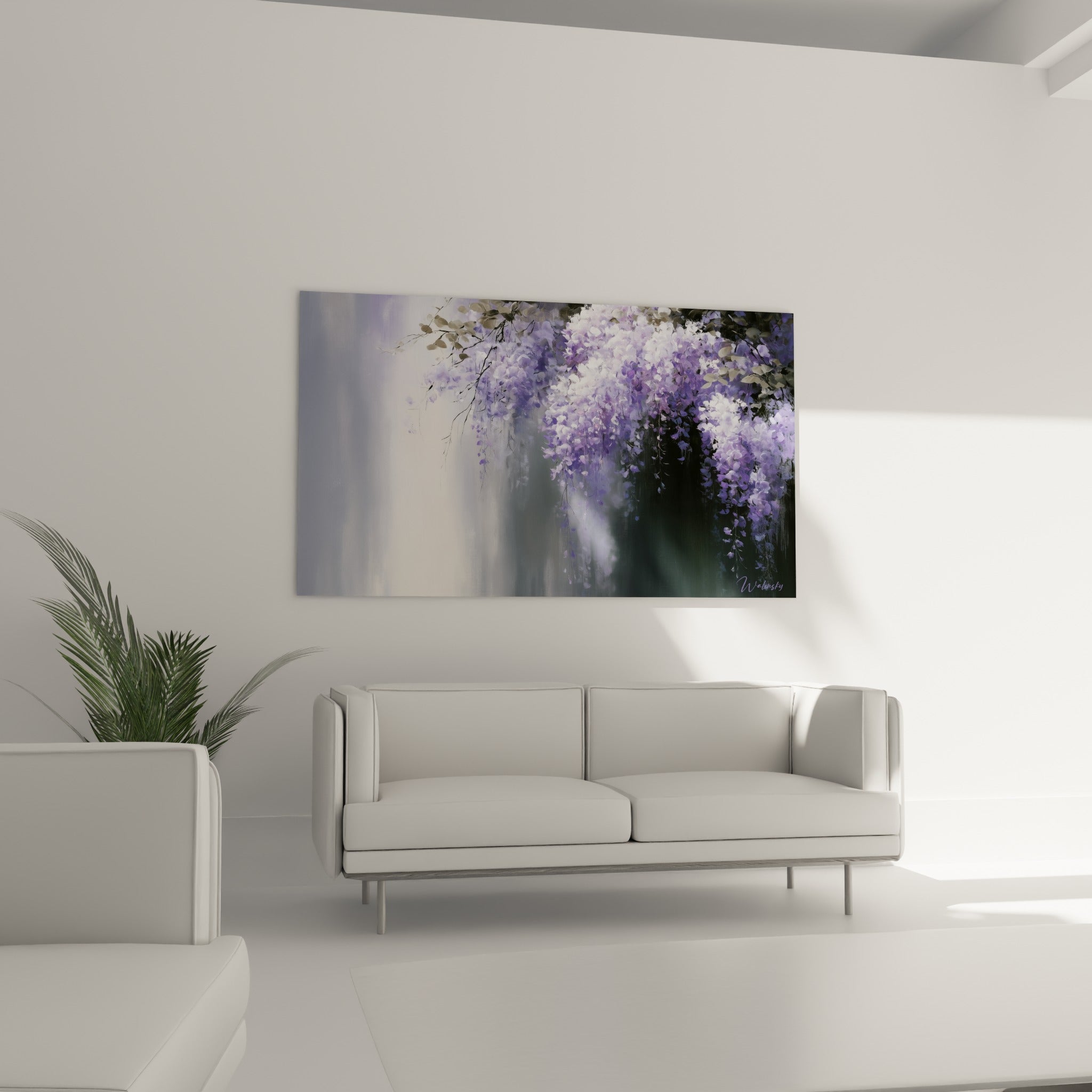 Fleurs de glycine mauve et gris en cascade lumineuse, accrochées au-dessus d'un canapé dans un salon lumineux