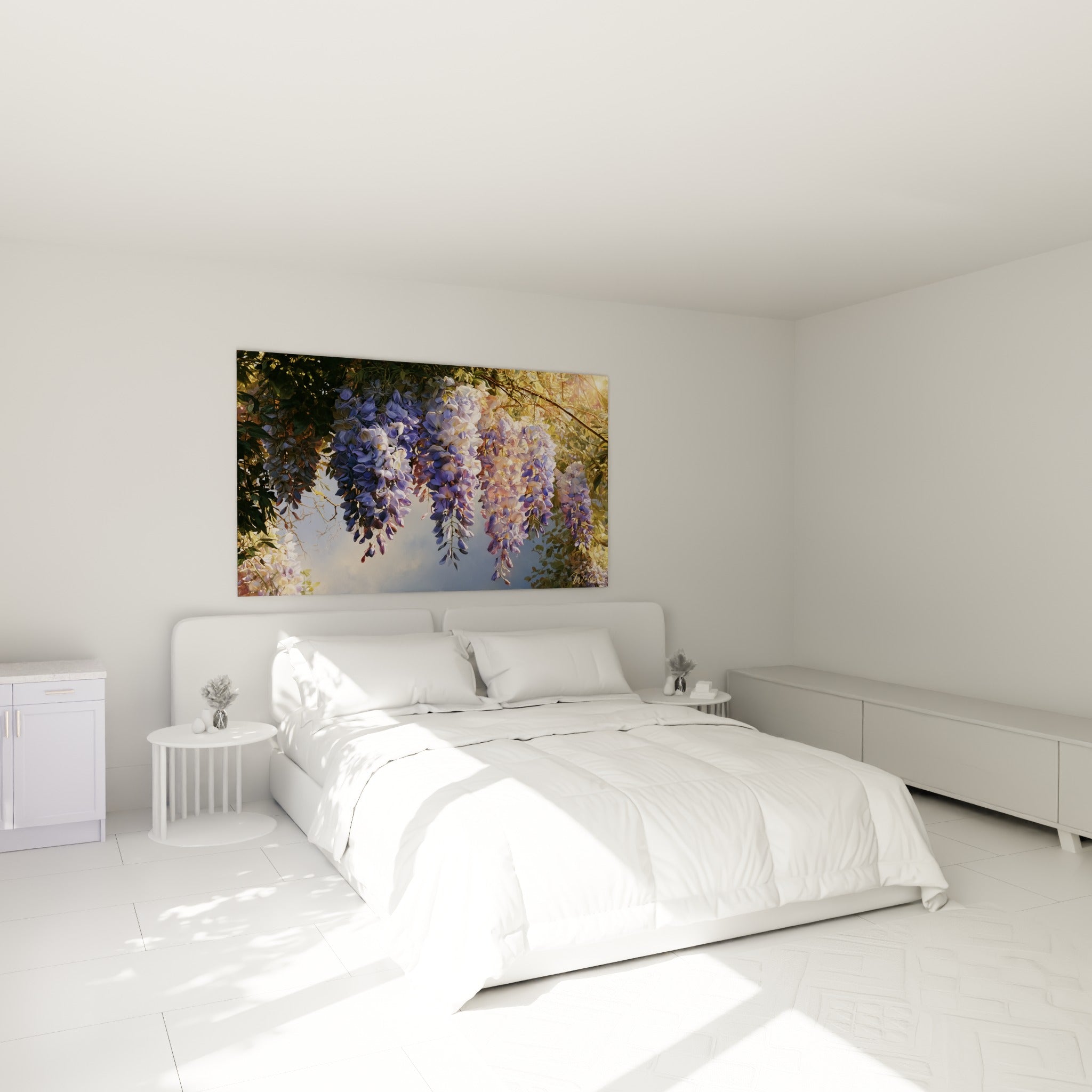 Grappes de glycine mauve et dorée déployées au-dessus d'un lit dans une chambre claire