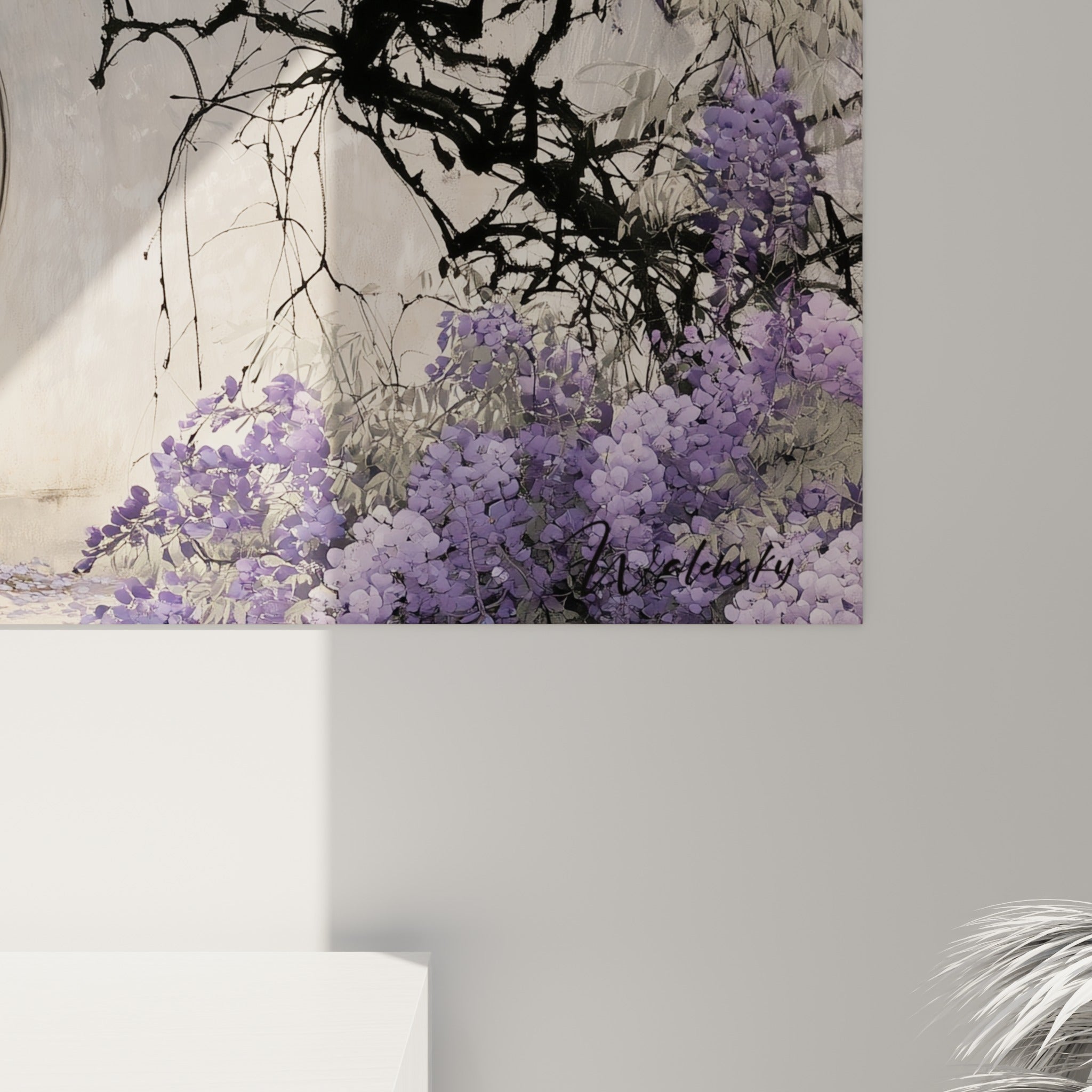 Grappes de glycine mauve et pétales pastel révélant la texture fine du grain pictural