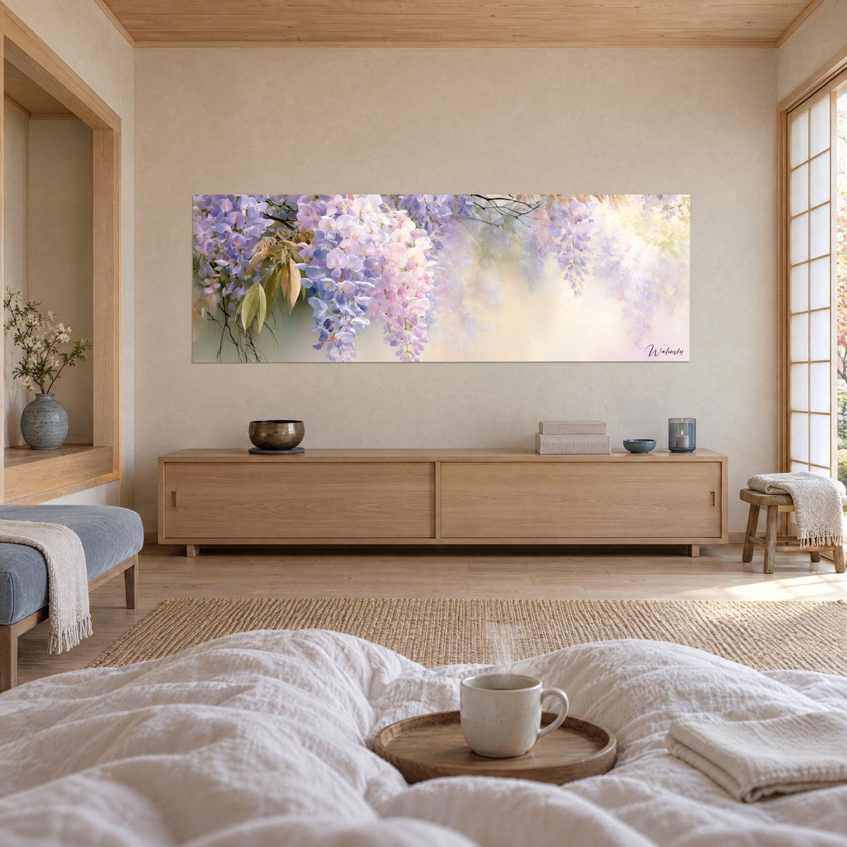 Gemälde Regen aus violetten und rosafarbenen Blauregenblüten auf goldgetöntem Elfenbeingrund, verwelktes Laub links, über einem Bett in einem hellen Schlafzimmer