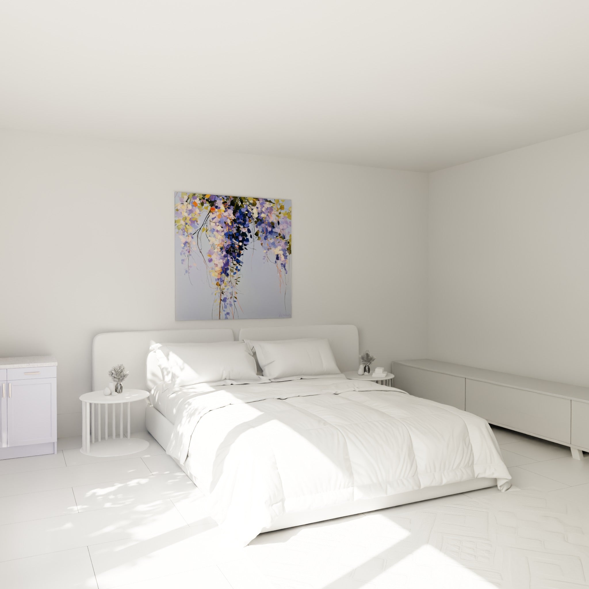 Cascade de glycine bleu marine et ocre suspendue au-dessus d'un lit dans une chambre claire