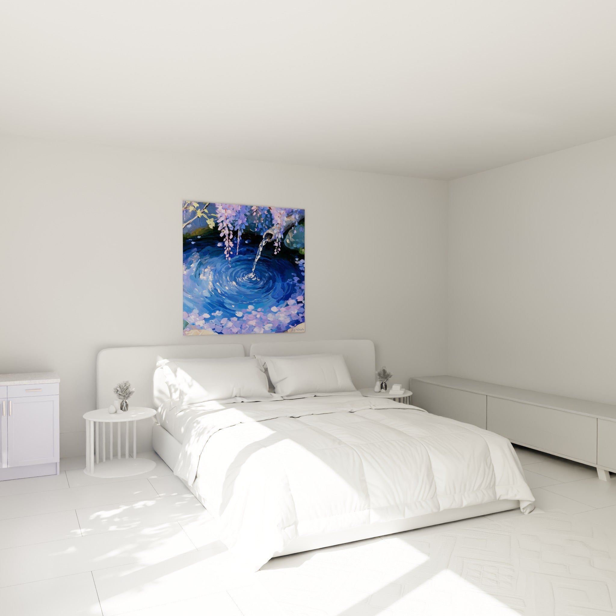 Grappes de glycine roses et bleu profond au-dessus d'un lit dans une chambre claire