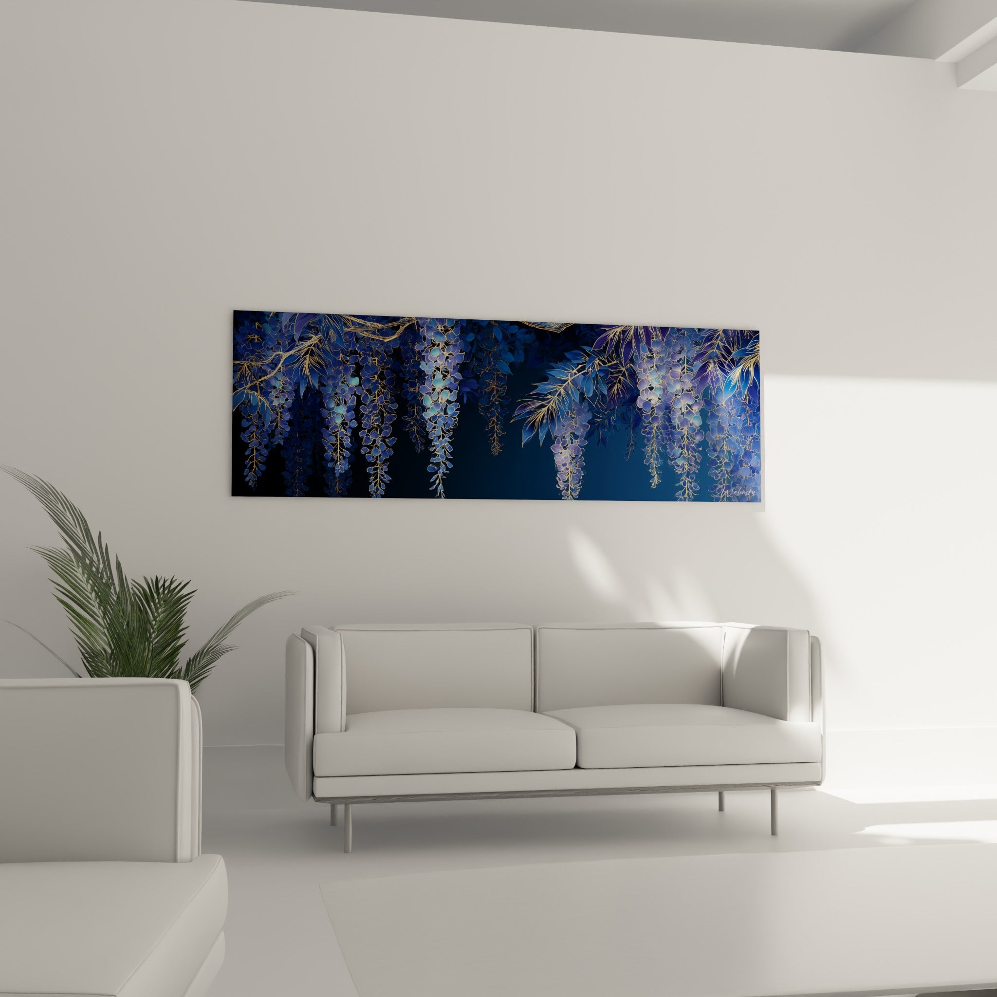 Fleurs de glycine violettes et bleu marine accrochées au-dessus d'un canapé dans un salon lumineux