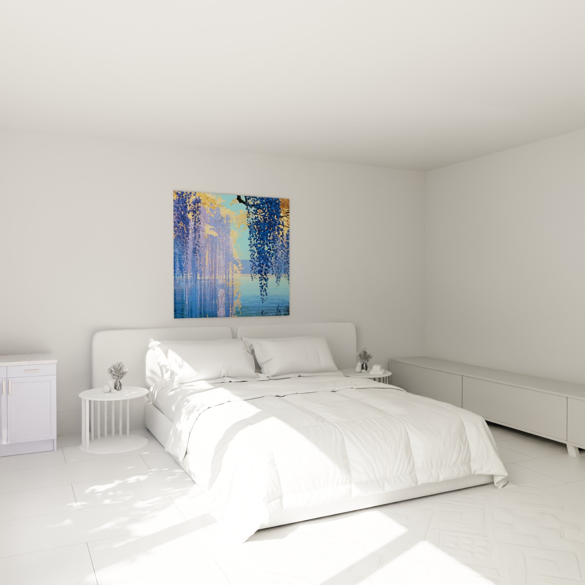 Grappes de glycine bleu marine et dorées suspendues au-dessus d'un lit dans une chambre claire