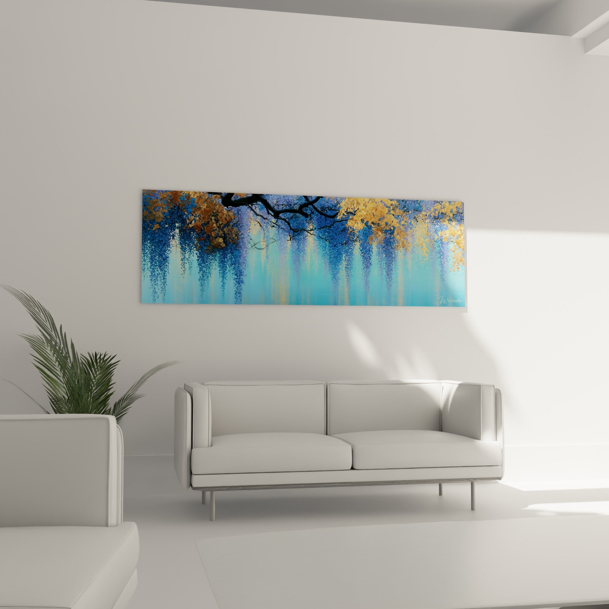Cascade de fleurs bleu profond et ocre accrochée au-dessus d'un canapé dans un salon lumineux