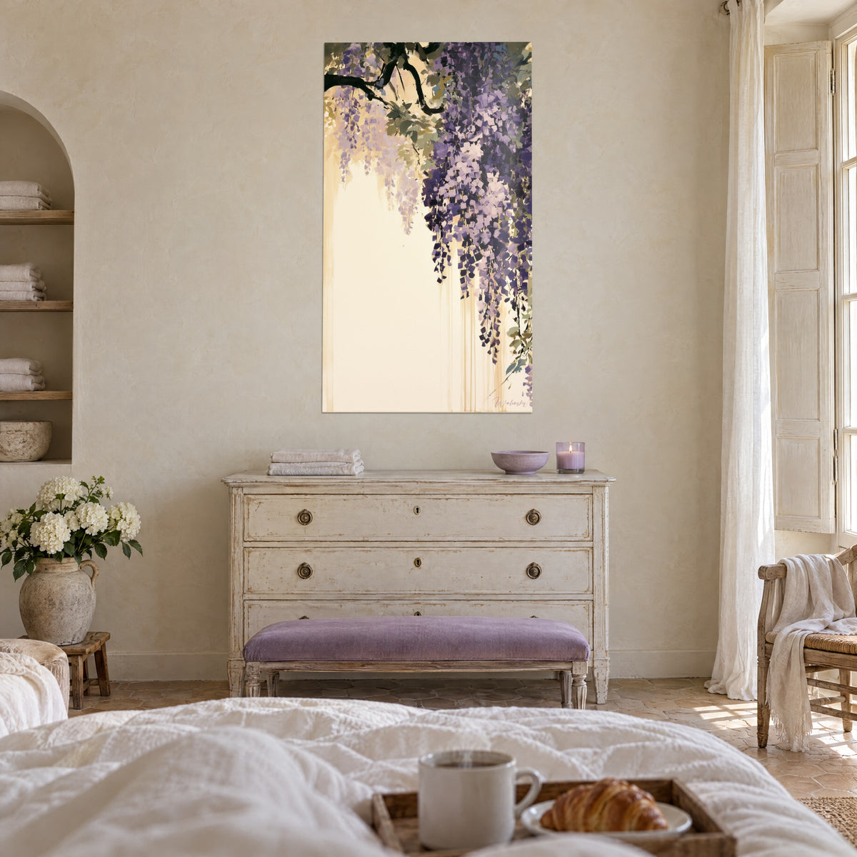 Quadro pioggia di fiori lilla e viola intenso che ricade da un ramo scuro, sfondo crema, sopra un letto in una camera luminosa
