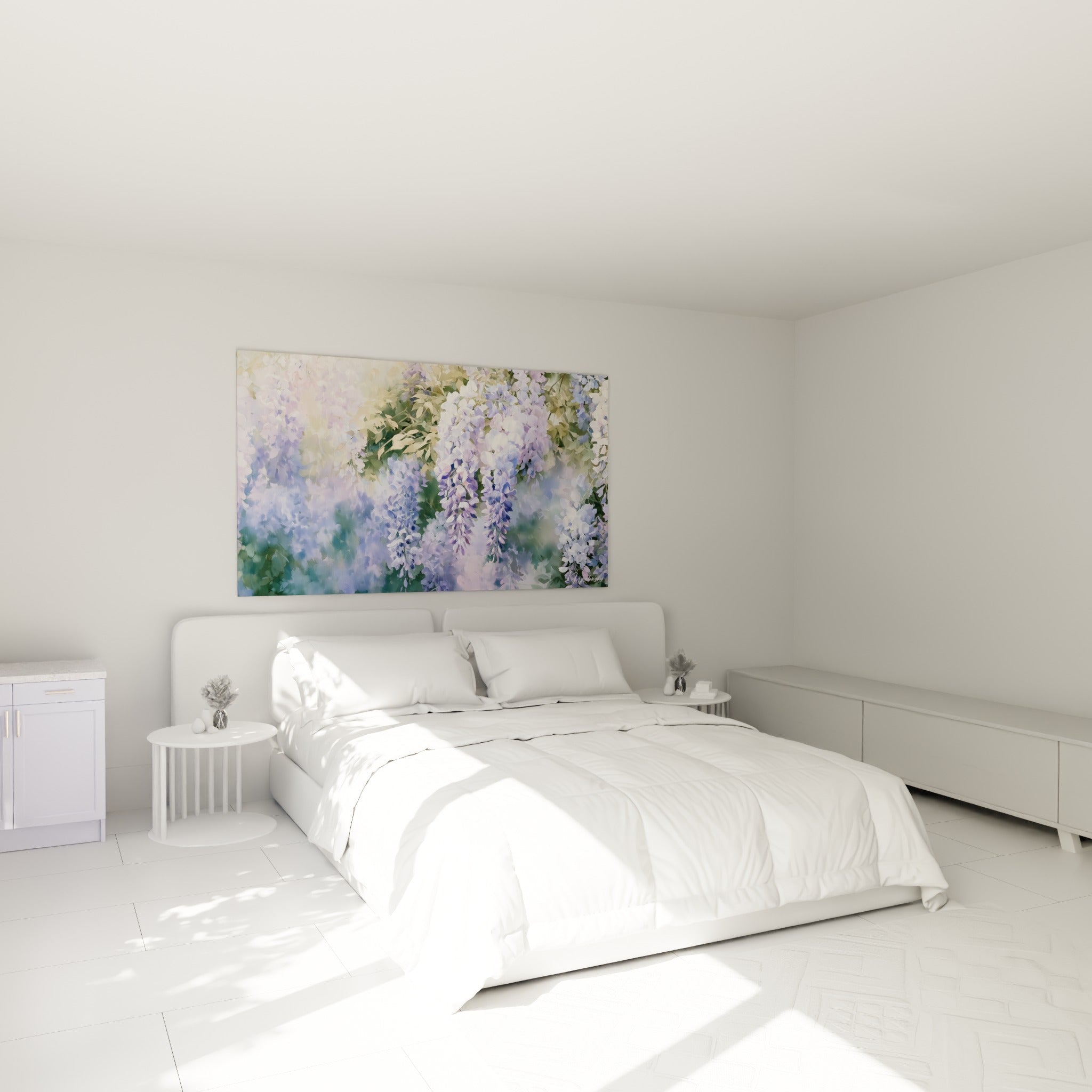 Grappes de glycine violette et crème suspendues au-dessus d'un lit dans une chambre claire