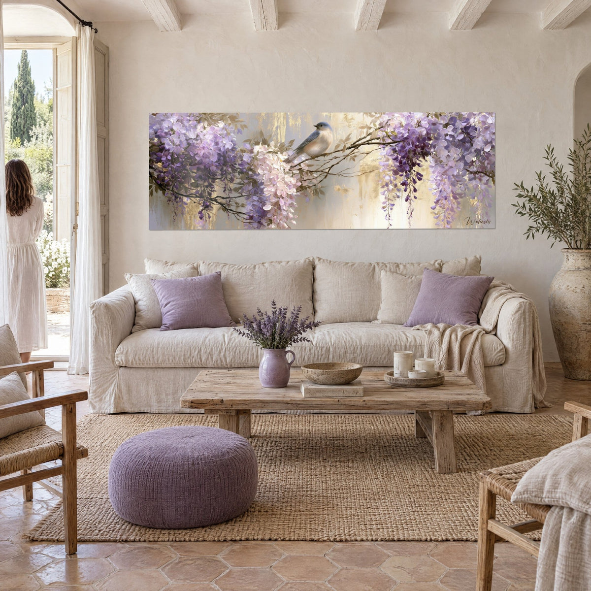 Quadro uccello blu grigio appollaiato su un ramo di glicine malva e rosa, sfondo dorato, sopra un divano in un soggiorno luminoso