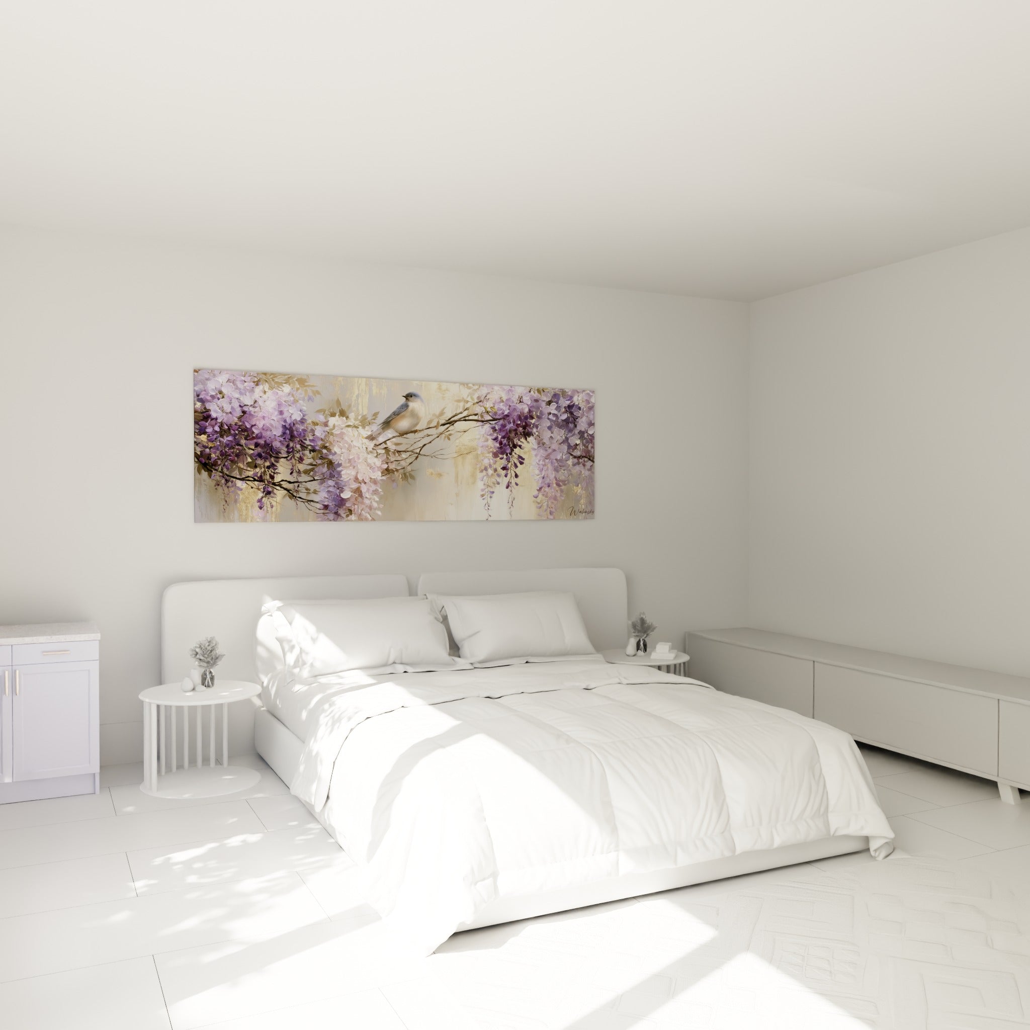 Grappes de glycine mauve et oiseau bleu au-dessus d'un lit dans une chambre claire
