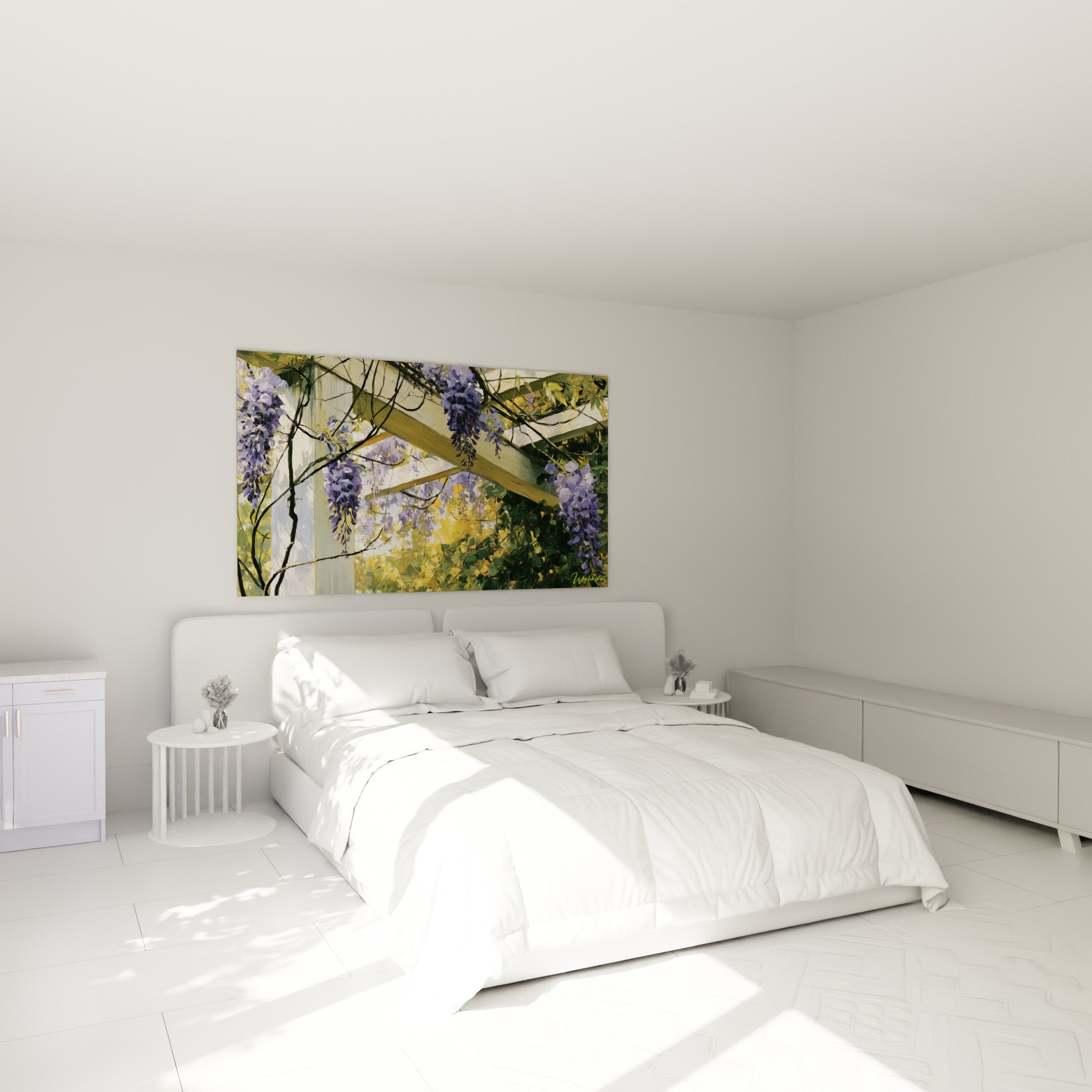 Grappes de glycine violette et feuillage doré au-dessus d'un lit dans une chambre claire