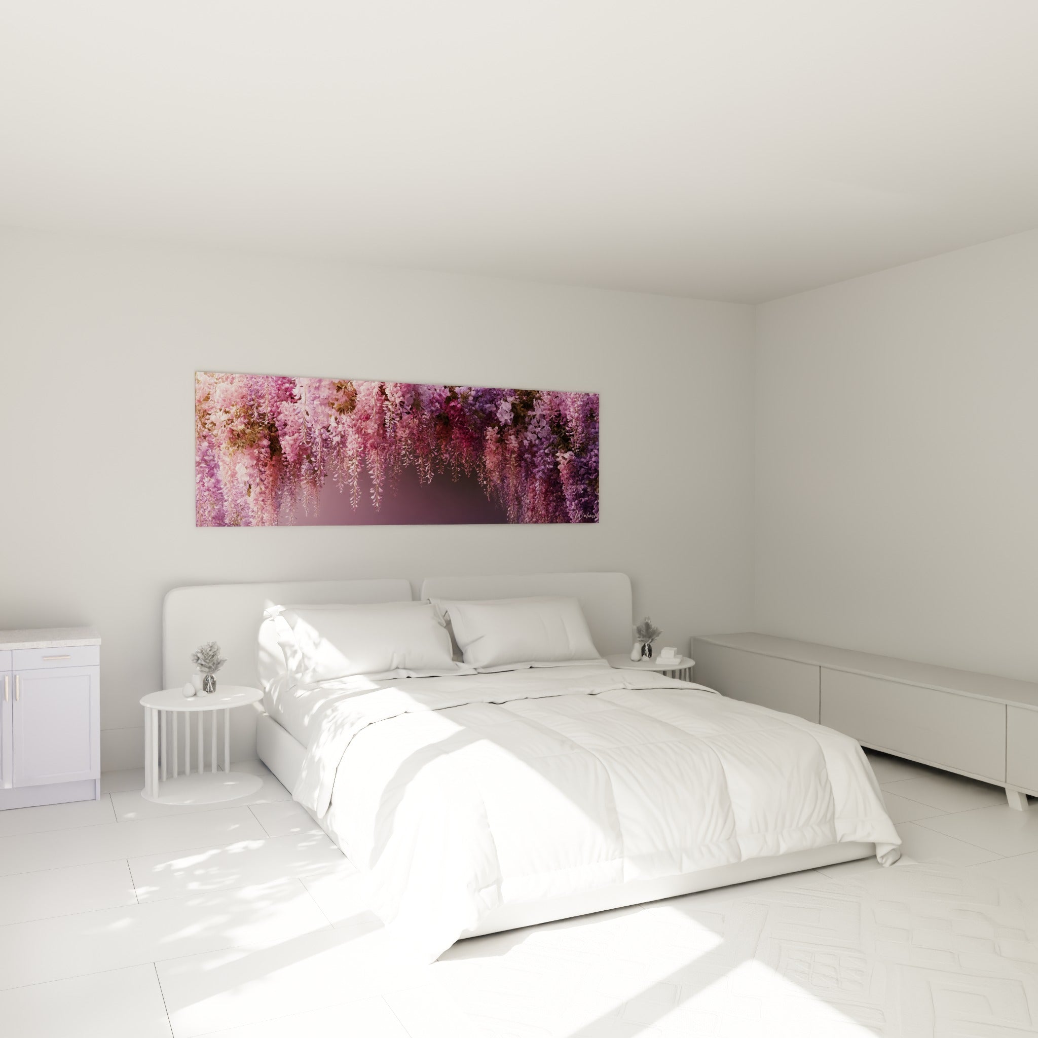 Grappes de glycine roses et violettes suspendues au-dessus d'un lit dans une chambre claire