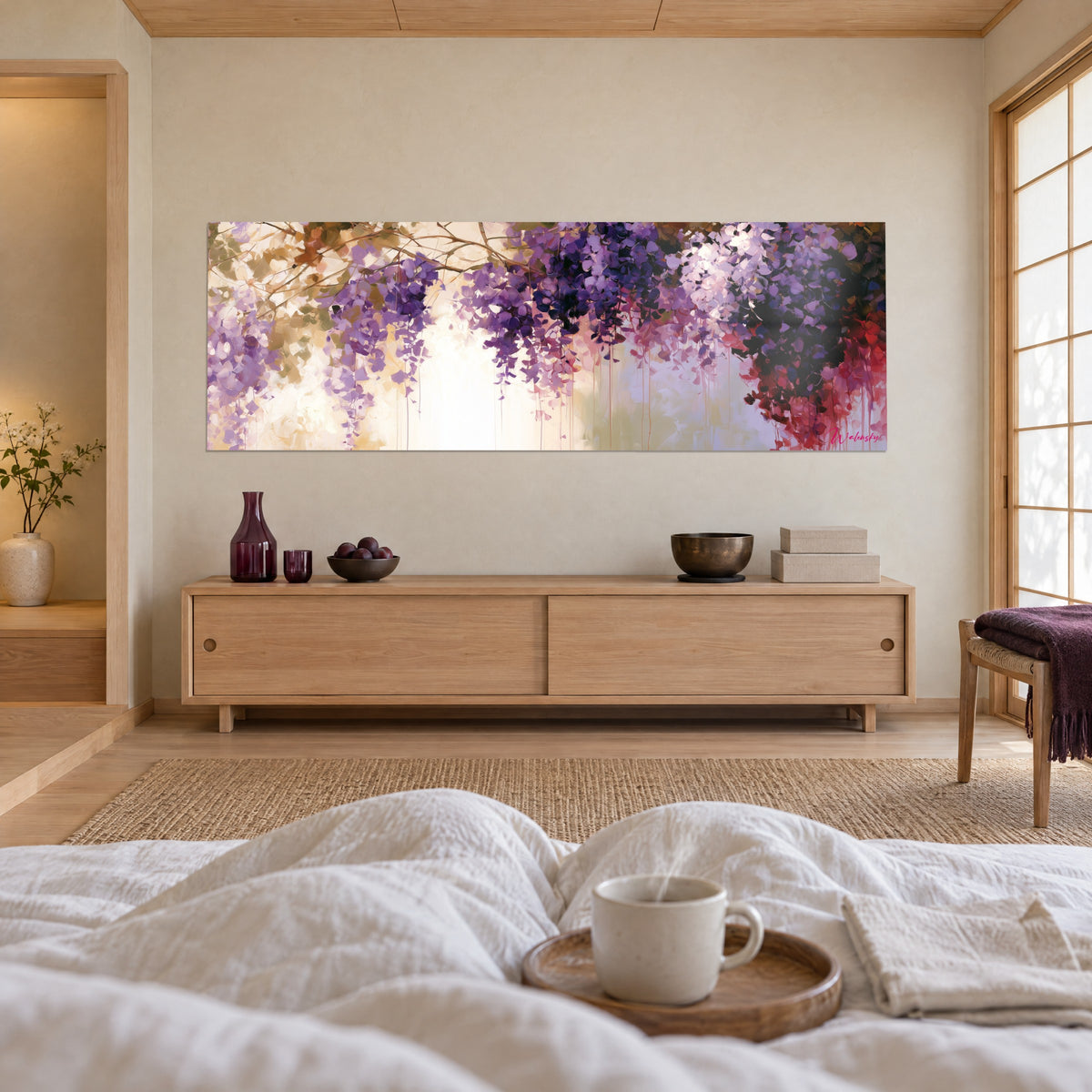 Cuadro con lluvia de pétalos amatista y frambuesa con goteos rojos, sobre pared crema encima de una cama en un dormitorio luminoso