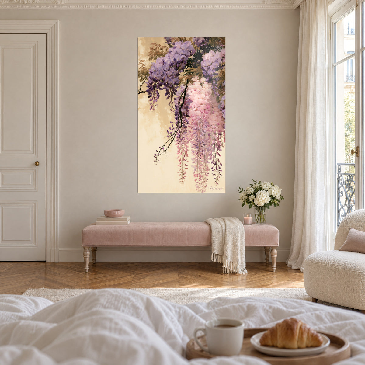Quadro ricadute di fiori di glicine rosa e viola su fondo beige dorato, panchina rosa sotto, sopra un letto in una camera luminosa
