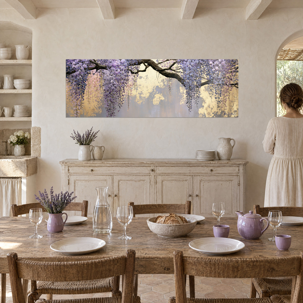 Schilderij knoestige tak vol paarse en lavendelkleurige bloemen, gouden accenten op de achtergrond, gepleisterde muur van een Provençaalse eetkamer