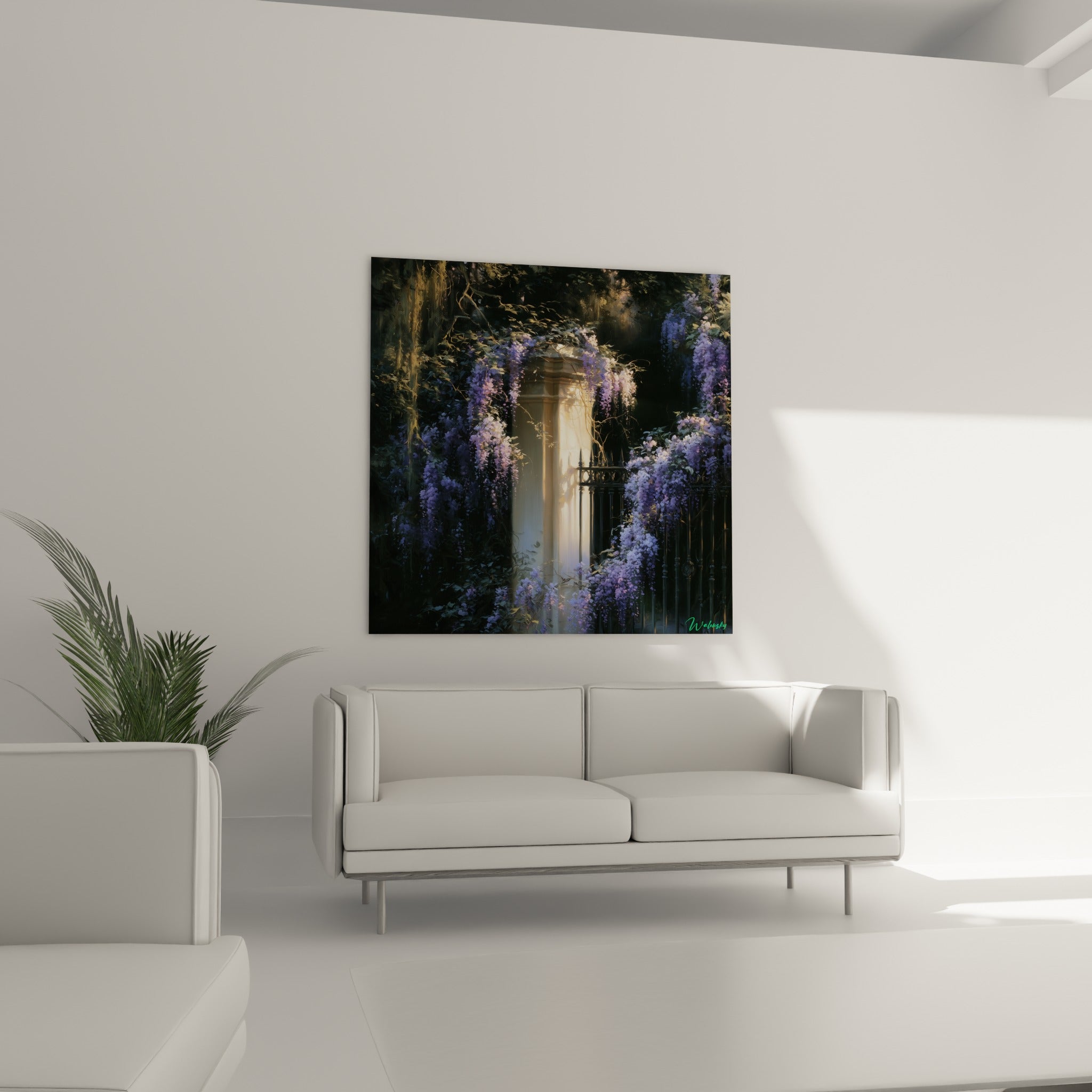 Fleurs de glycine lavande cascadant sur une grille anthracite au-dessus d'un canapé dans un salon lumineux