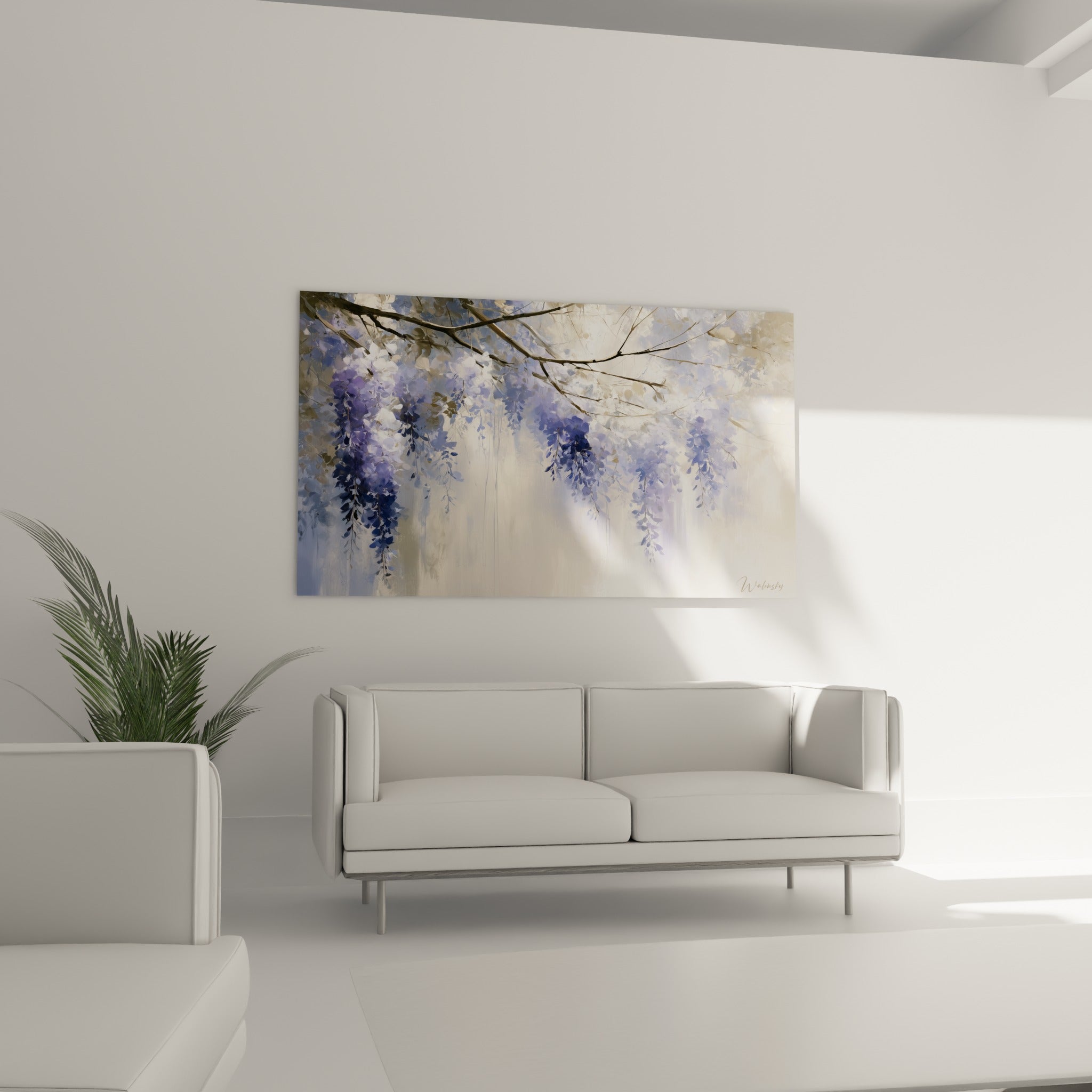 Fleurs de glycine indigo et mauve suspendues au-dessus d'un canapé dans un salon lumineux