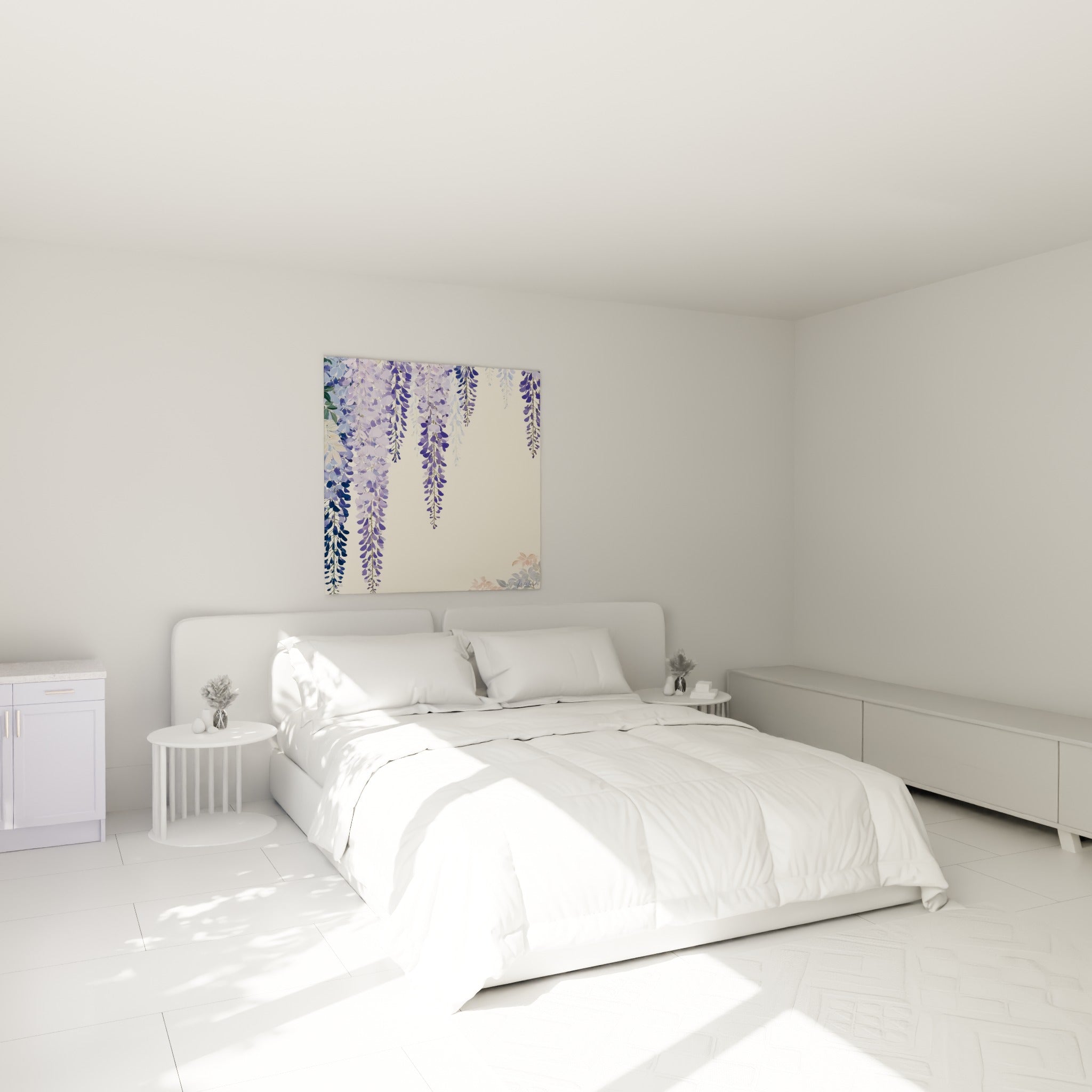 Fleurs de glycine indigo et lavande retombantes accrochées au-dessus d'un lit dans une chambre claire