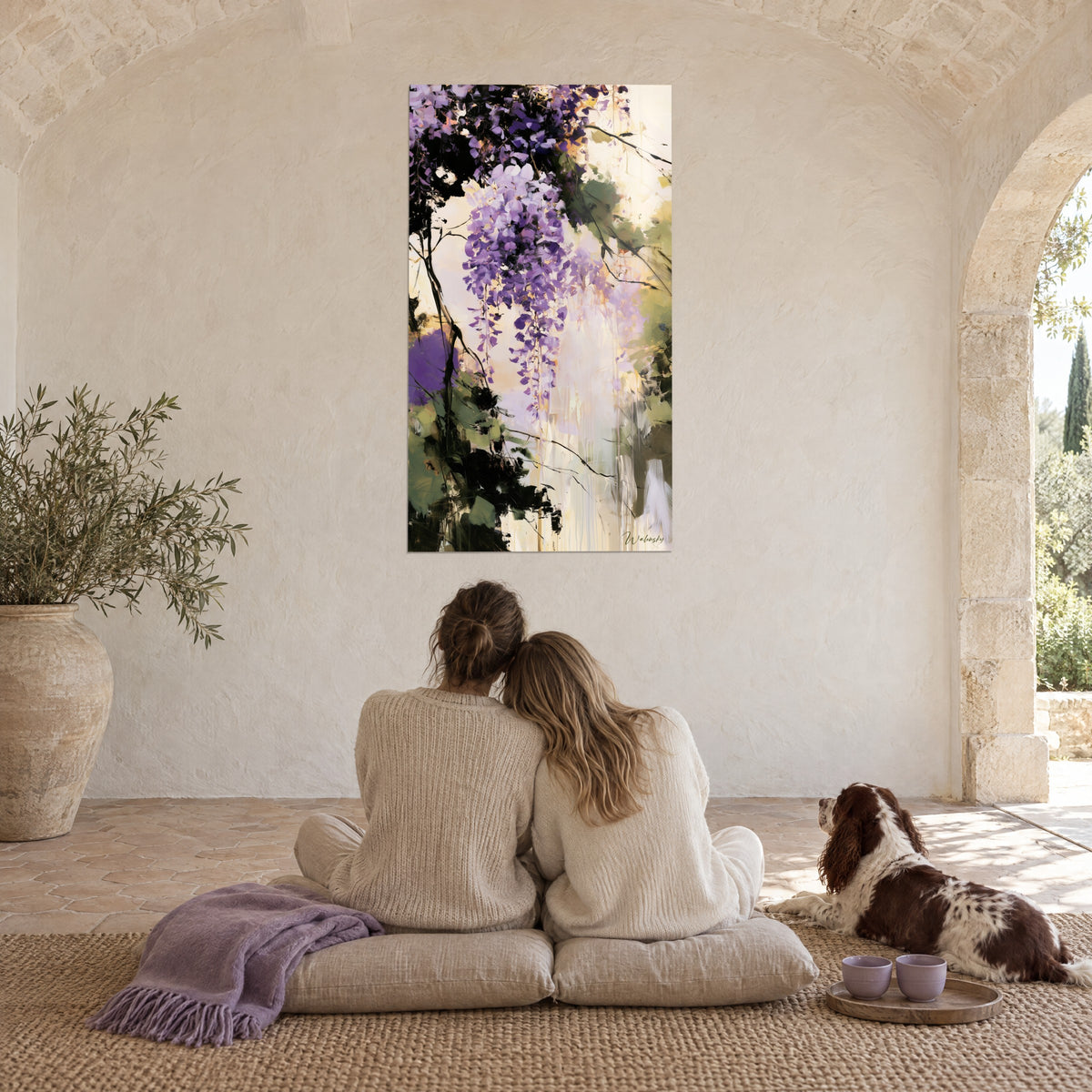 Quadro bouquet di glicine ametista su fondo avorio, colature pallide e rami neri, sotto una volta di pietra, mas provenzale con uno spaniel