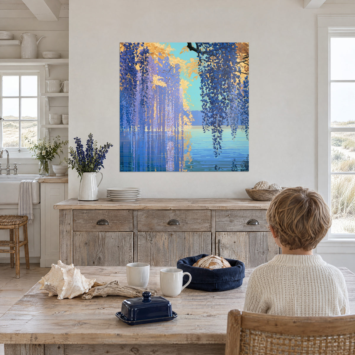Schilderij blauwe en gouden weerspiegelingen van blauweregen op een meer, tegenover een houten tafel in een huis aan zee