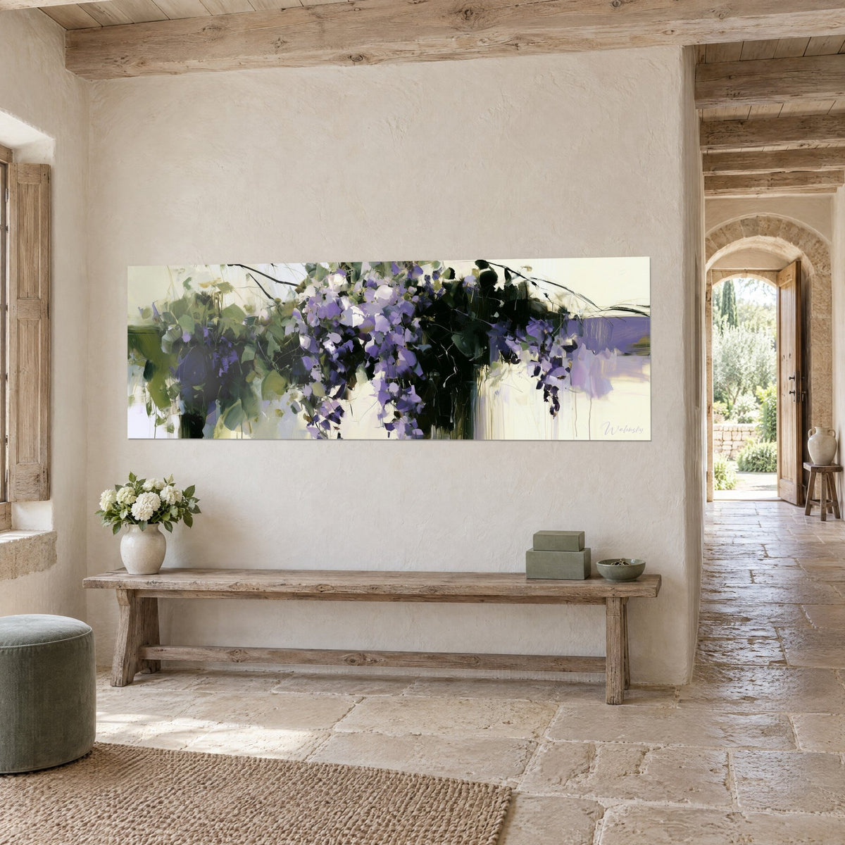 Quadro rami di glicine distesi, fiori lilla e verde salvia su striature nere, vista di tre quarti, panca in legno e pietra