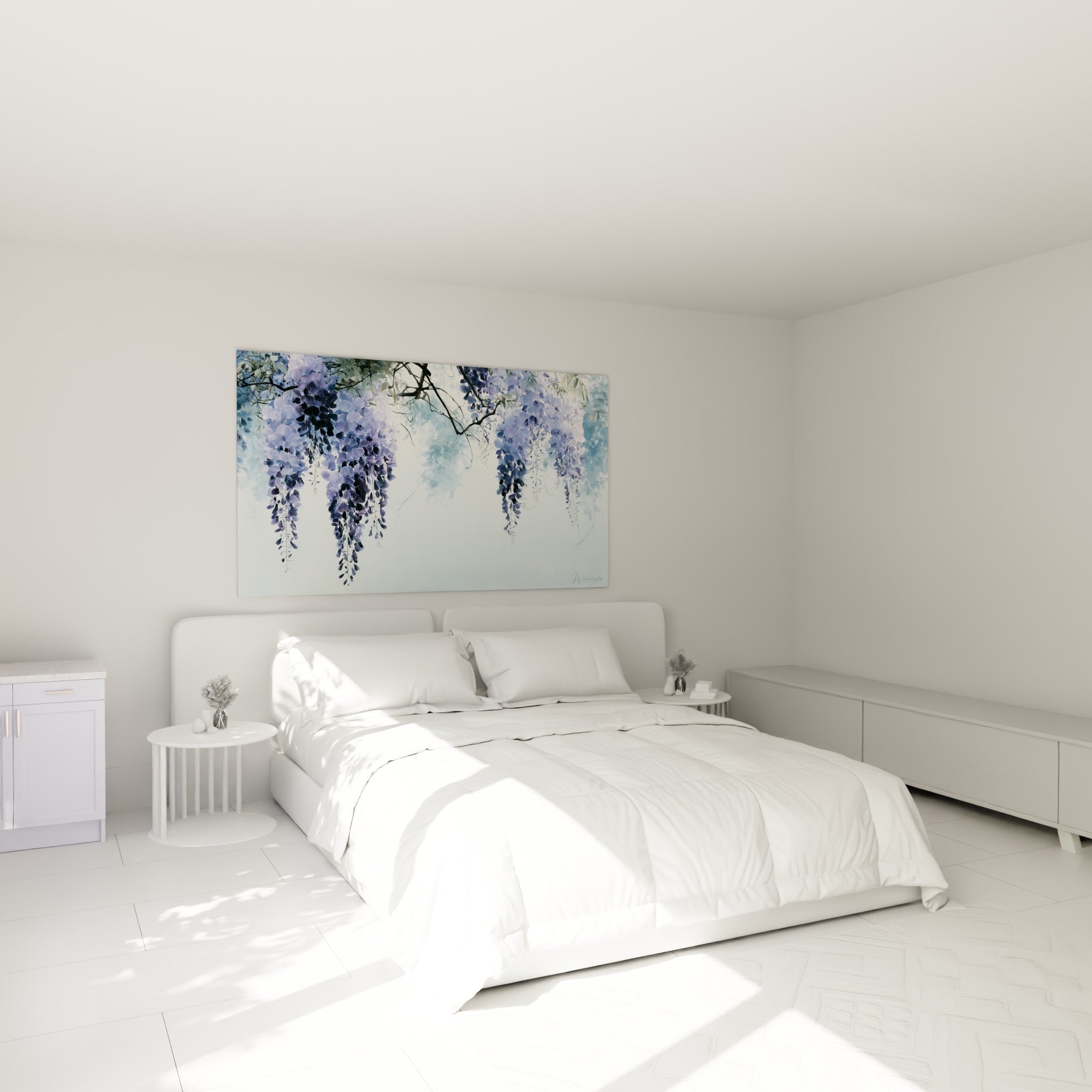 Grappes de glycine lavande et bleu poudré au-dessus d'un lit dans une chambre claire