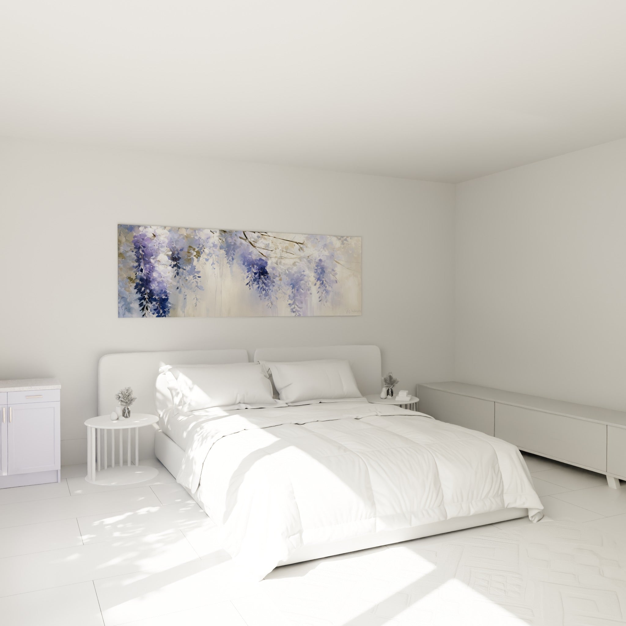 Grappes de glycine indigo et blanches peintes, accrochées au-dessus d'un lit dans une chambre claire