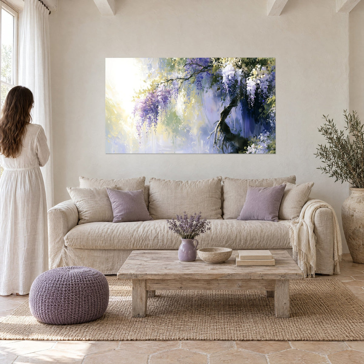 Tableau glycine violette en grappes pendantes, feuillage vert tendre et fond lumineux, au-dessus d'un canapé dans un salon lumineux