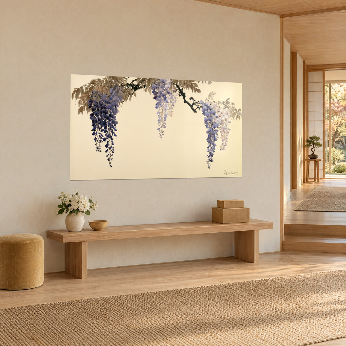 Schilderij waterval van lila en indigo bloemen onder sepia gebladerte, ivoorkleurige achtergrond, opgehangen boven een lichte houten bank