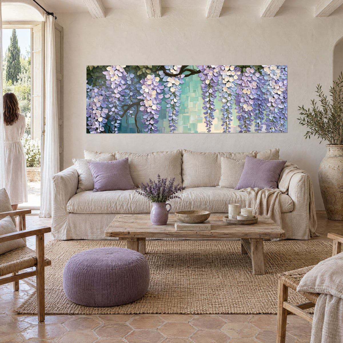 Tableau grappes de glycine mauves et ivoire pendant d'une branche brune sur fond turquoise, au-dessus d'un canapé dans un salon lumineux