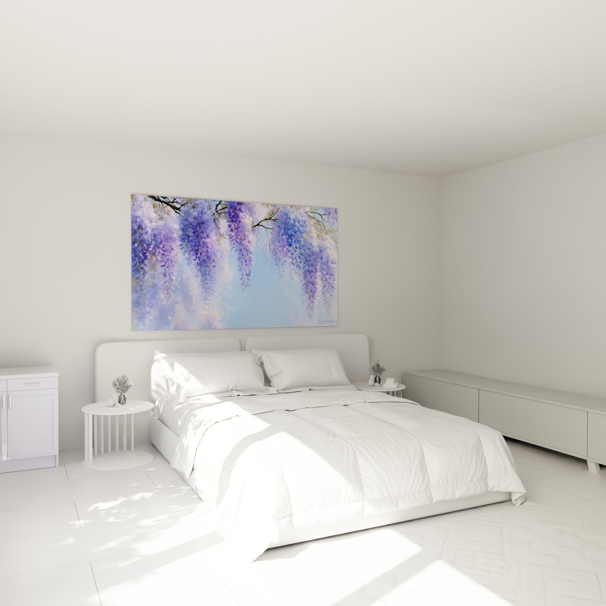 Grappes de glycine violette et lavande au-dessus d'un lit dans une chambre claire