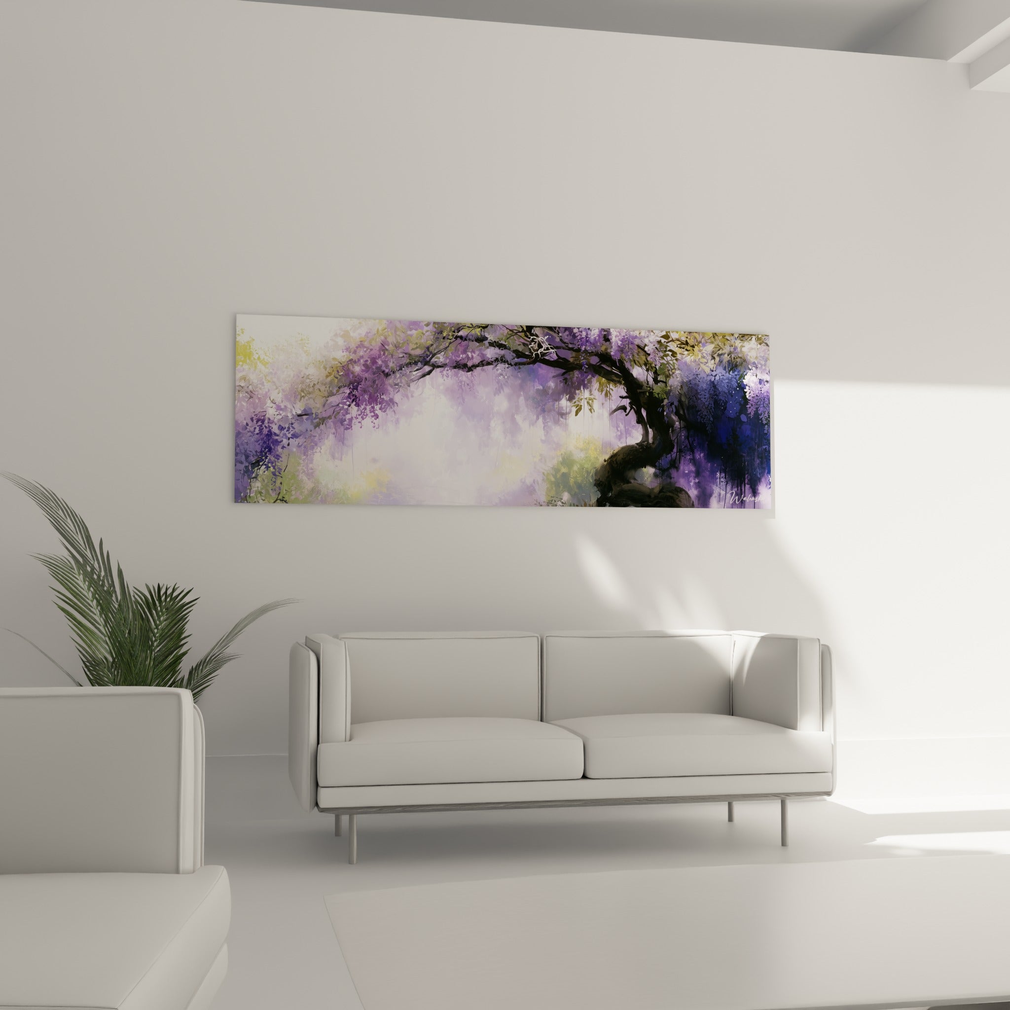 Fleurs de Glycine lavande et feuillage vert tombant au-dessus d'un canapé dans un salon lumineux