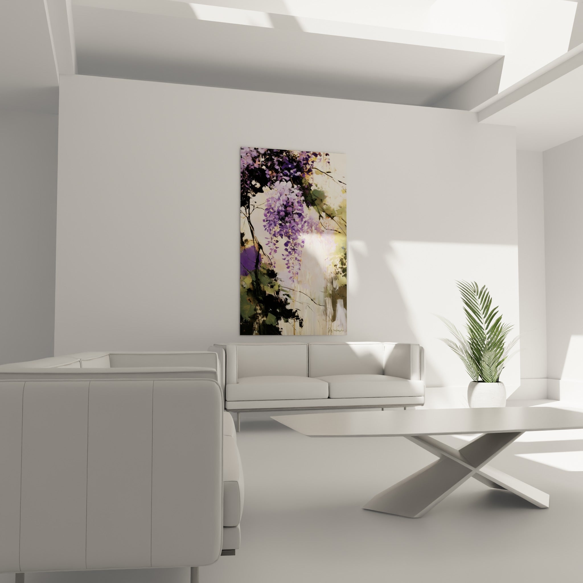 Fleurs de glycine violette et branches noires graphiques au-dessus d'un canapé dans un salon lumineux