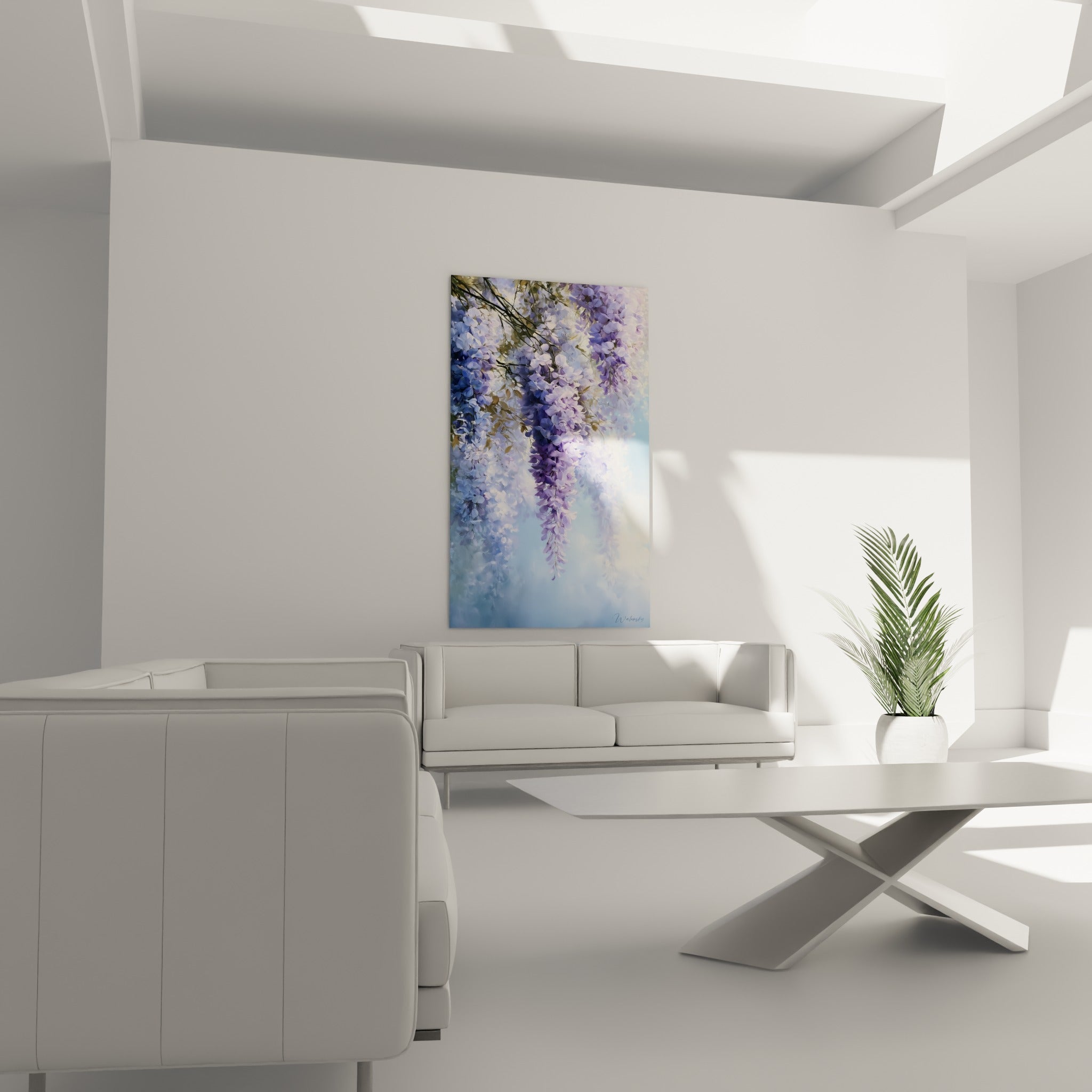 Fleurs de glycine mauve et lavande suspendues au-dessus d'un canapé dans un salon lumineux