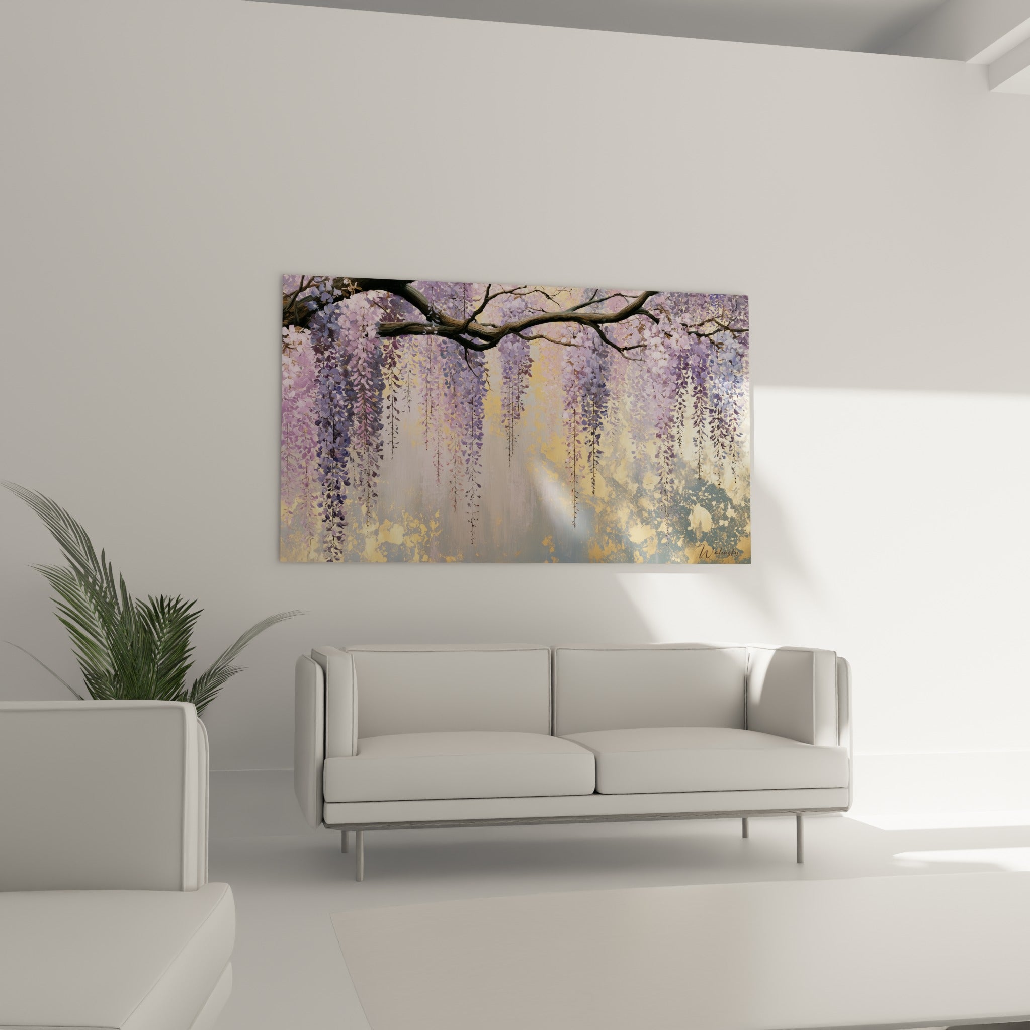 Fleurs mauves de glycine se déployant sur fond ocre lumineux, au-dessus d'un canapé dans un salon lumineux