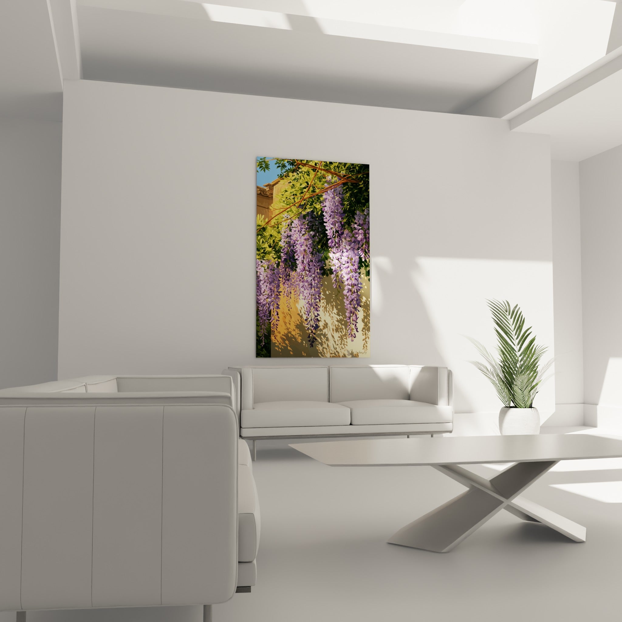 Fleurs de glycine lavande et mur terracotta accrochés au-dessus d'un canapé dans un salon lumineux