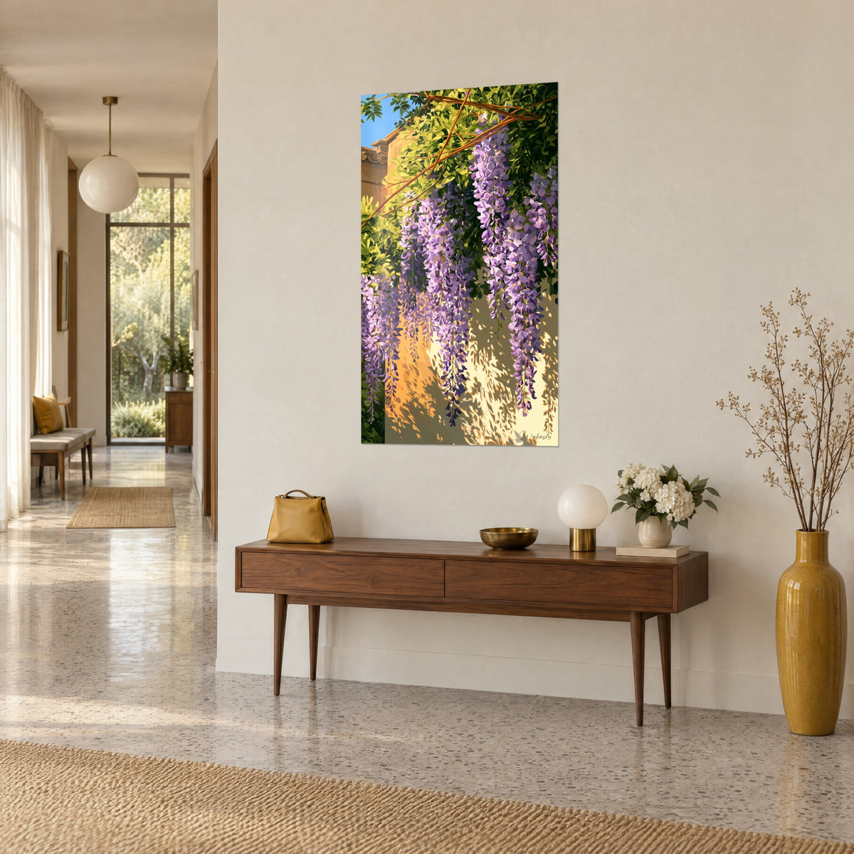 Schilderij waterval van lila bloemen die van een pergola hangen, zonnige crème en okerkleurige muur, boven een houten console, lichte gang