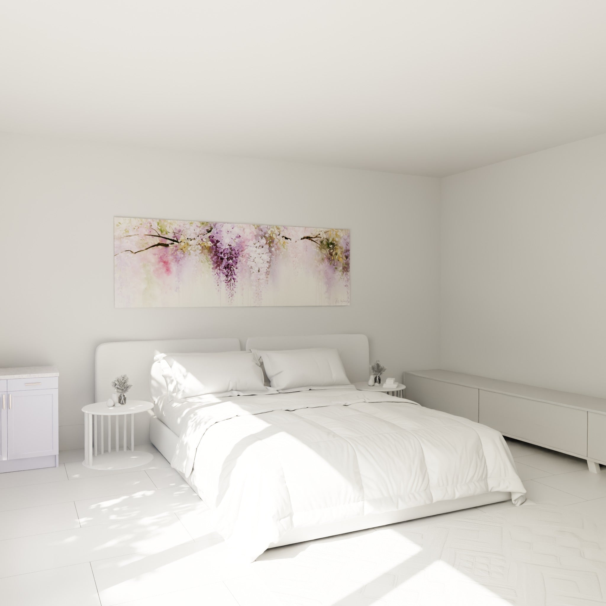 Grappes de glycine lavande et rose poudré accrochées au-dessus d'un lit dans une chambre claire