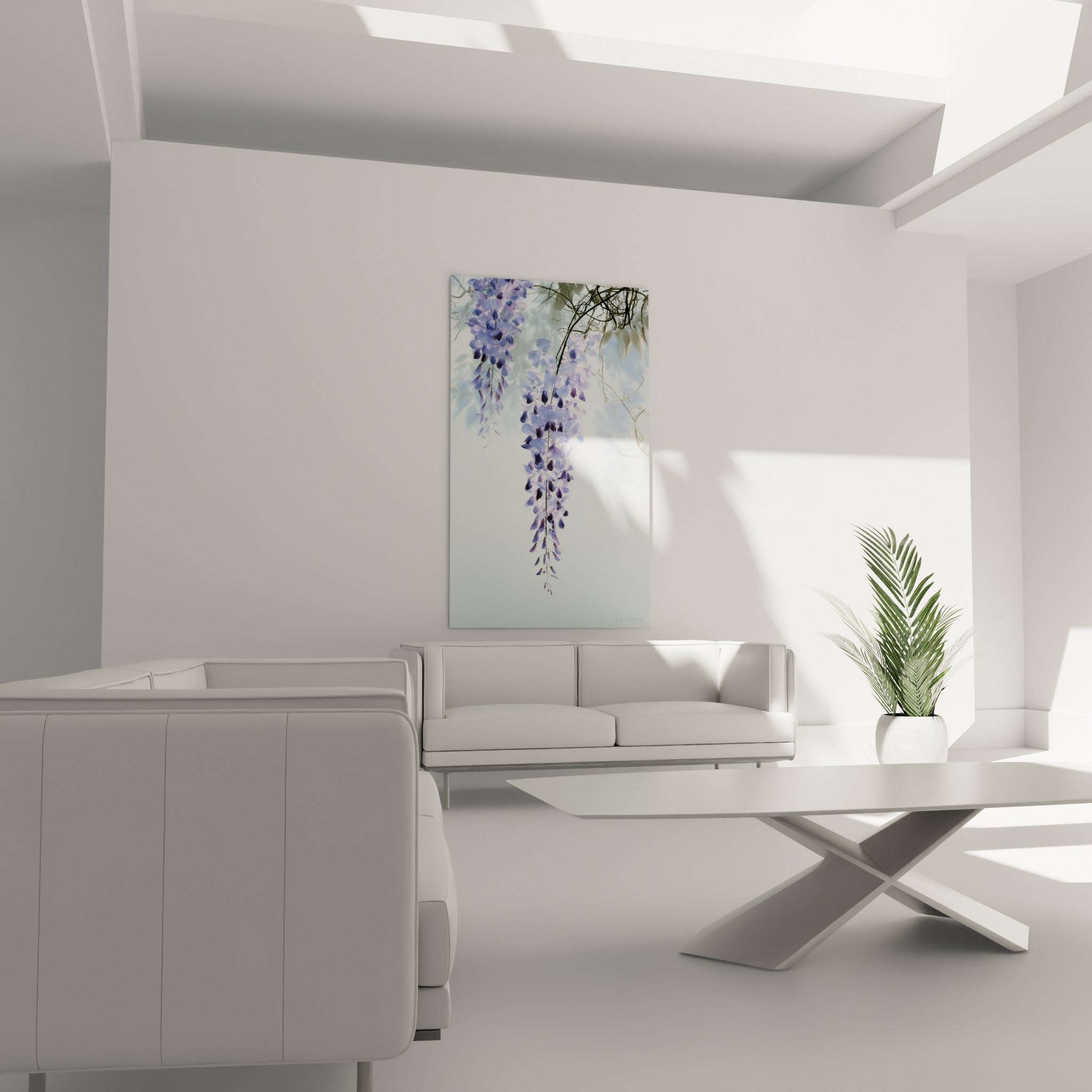Fleurs de glycine lavande et mauve profond suspendues au-dessus d'un canapé dans un salon lumineux